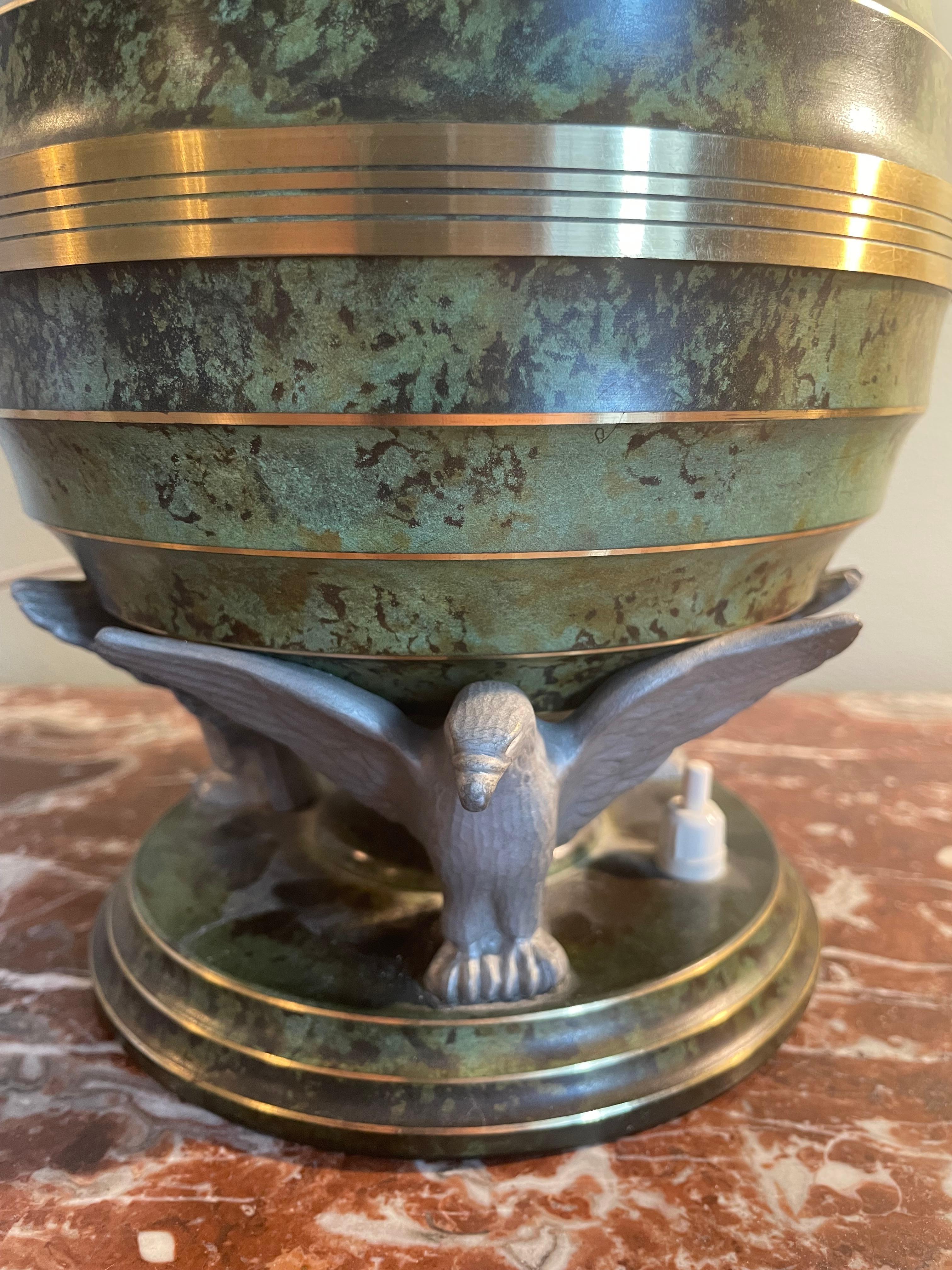 Suédois Lampe de table Art déco en bronze patiné avec aigles, Suède, vers les années 1930 en vente