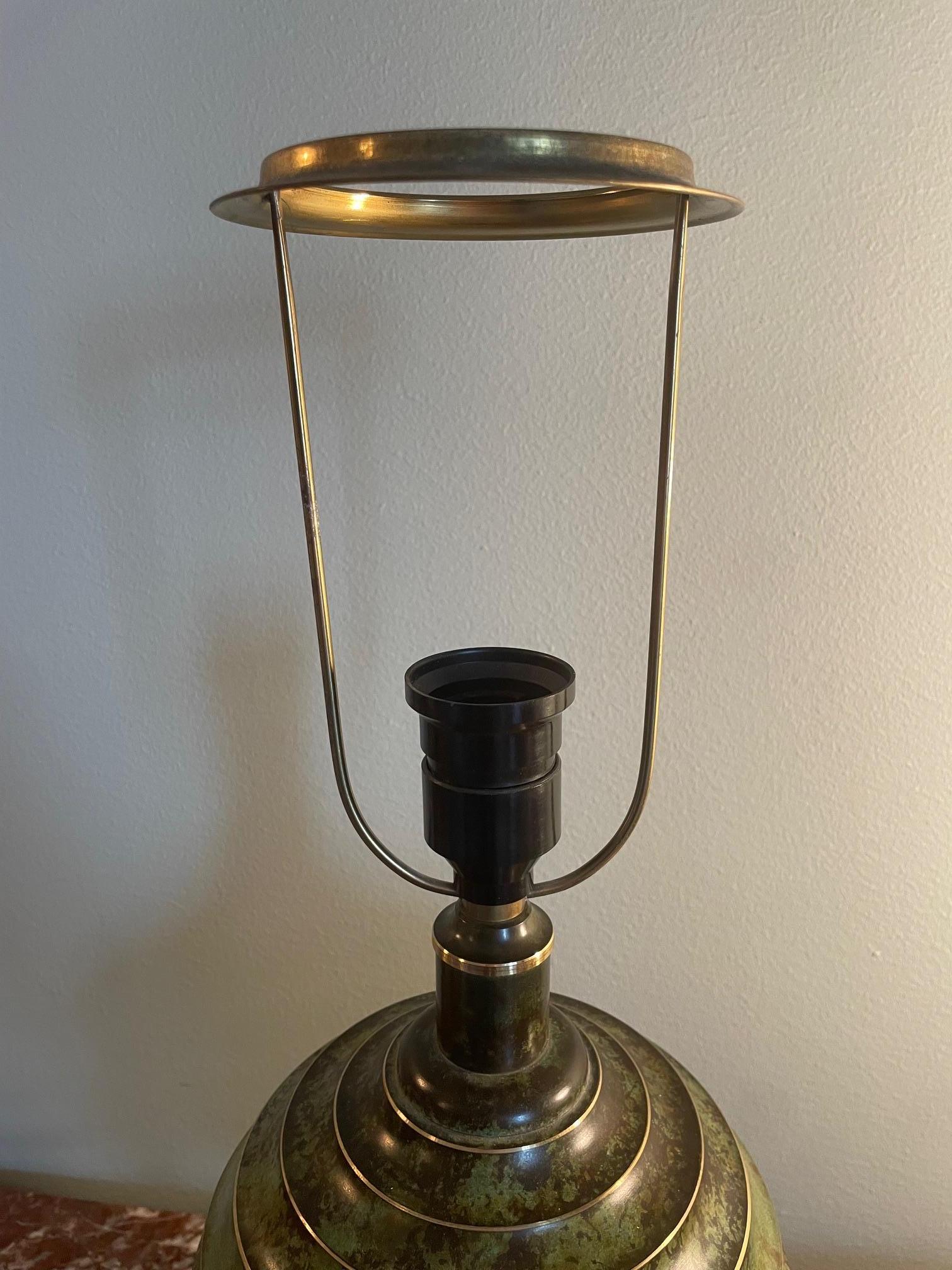 Lampe de table Art déco en bronze patiné avec aigles, Suède, vers les années 1930 Bon état - En vente à Stockholm, SE