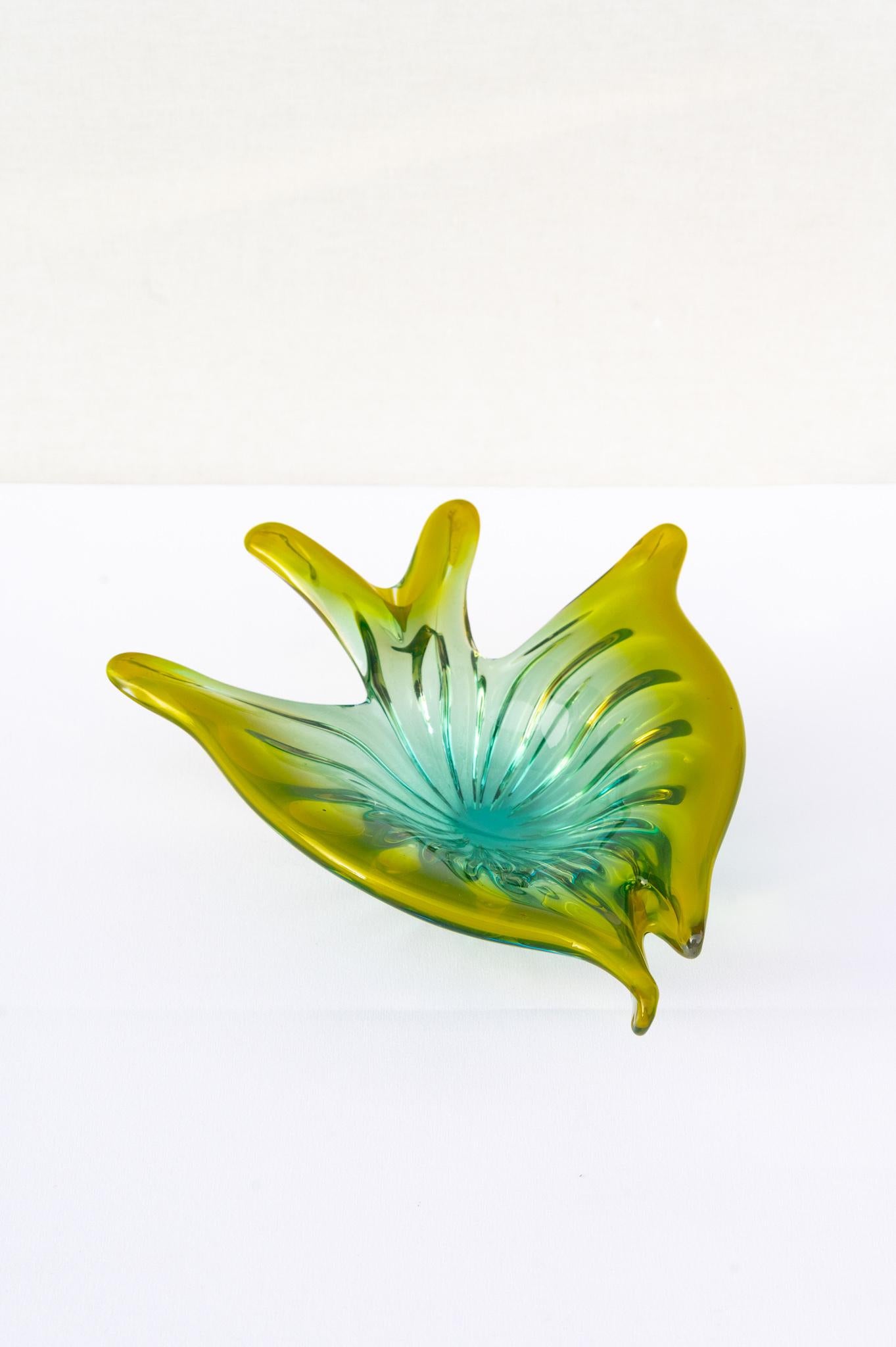 Svuota tasche/Centrotavola Murano, Made in Italy, Anni '70.   
Questo bellissimo oggetto a forma di pesce è realizzato in vetro sommerso . Ha due colori predominanti con delle sfumature che rendono questo vetro molto affascinante. 
Il prezzo della