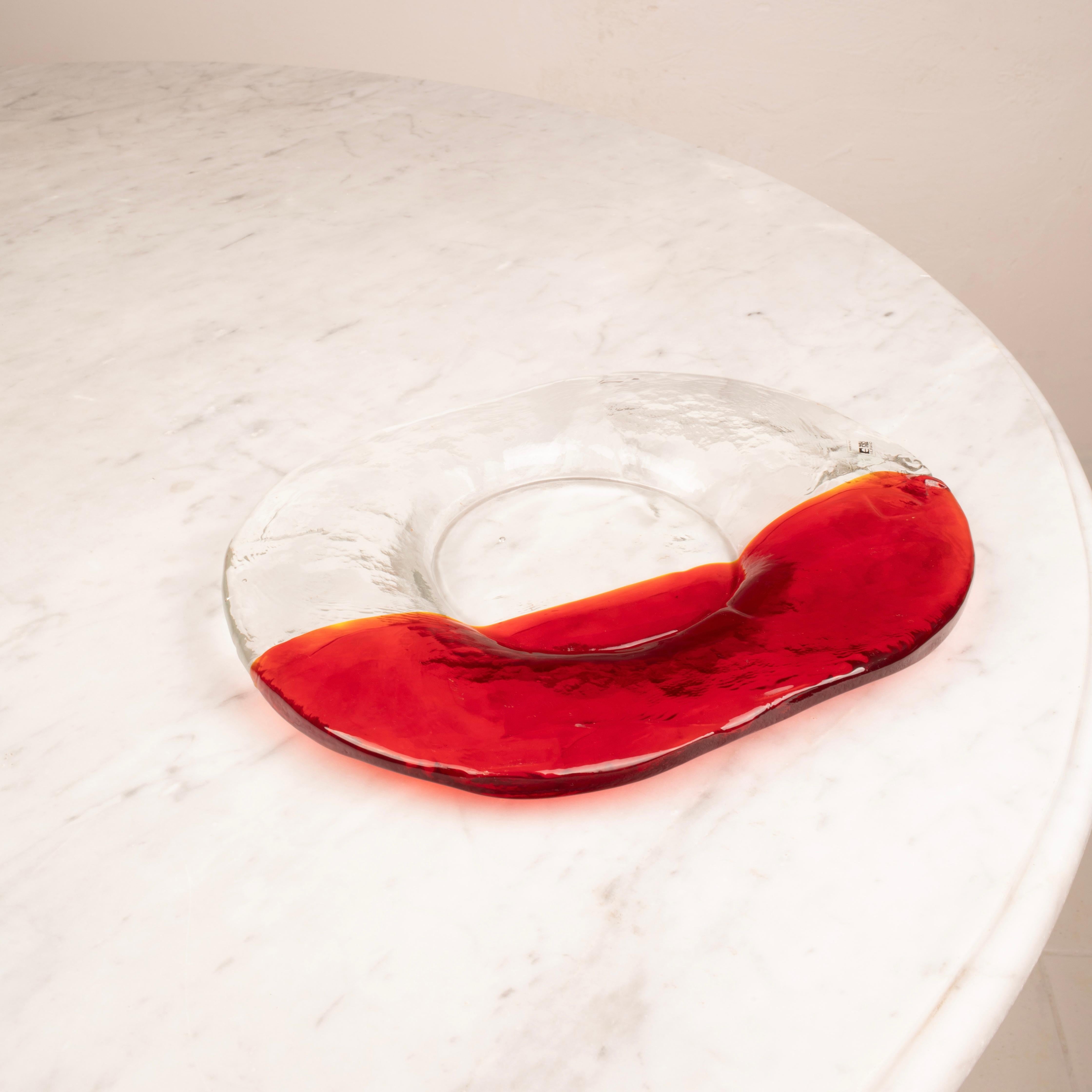 Beautiful Murano glass valet tray or decorative dish, designed by Renato Toso in the late 1960s for the historic Venetian glassworks Fratelli Toso.

A brilliant example of modernist Murano craftsmanship, this piece blends traditional glassmaking