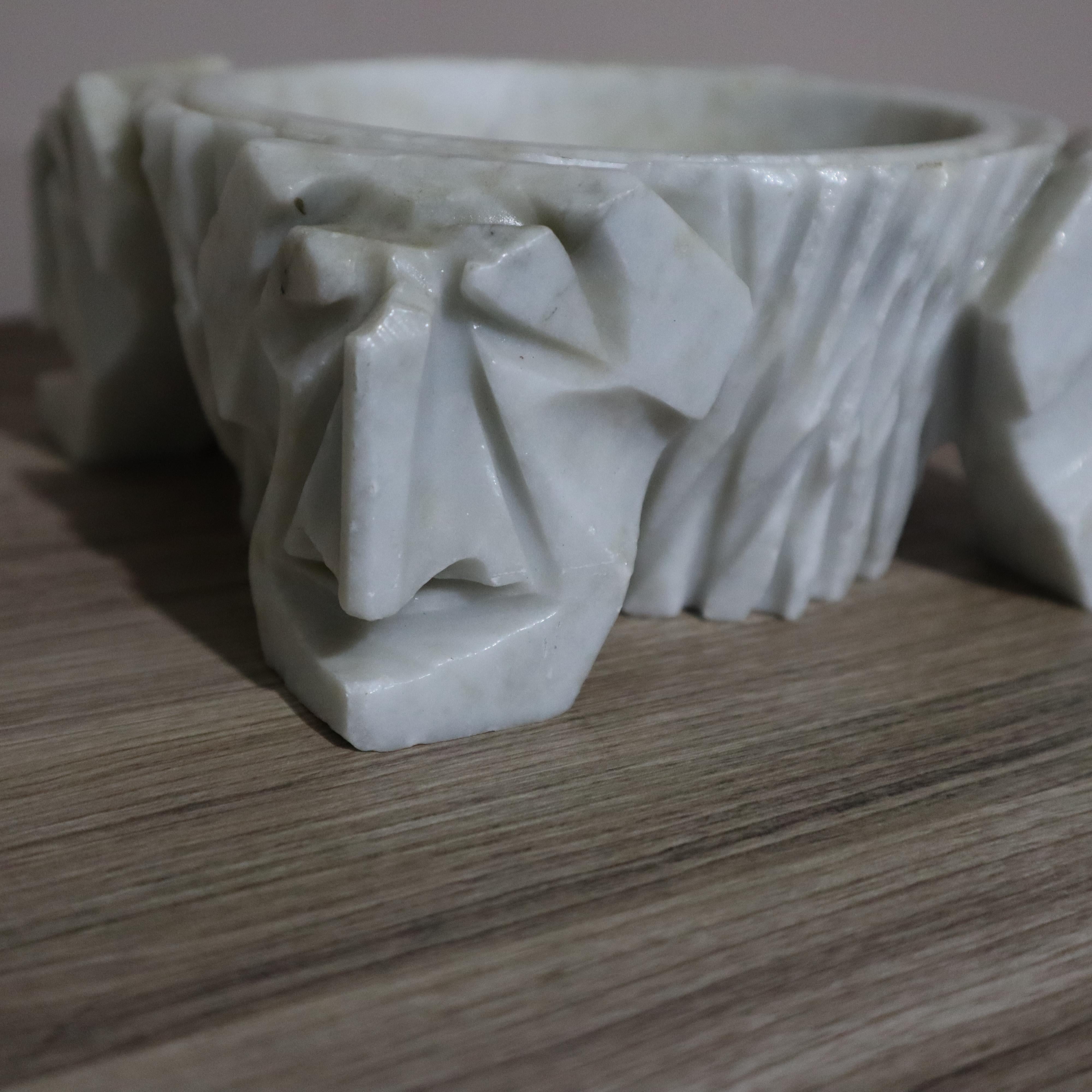 Taschenentleerer Carrara-Marmorentleerer, Italien, Mitte des Jahrhunderts, Art Deco
Dieses elegante, handgefertigte Tablett aus Carrara-Marmor ist ein schönes Beispiel für das italienische Art-déco-Design aus der Mitte des 20. Jahrhunderts. Mit