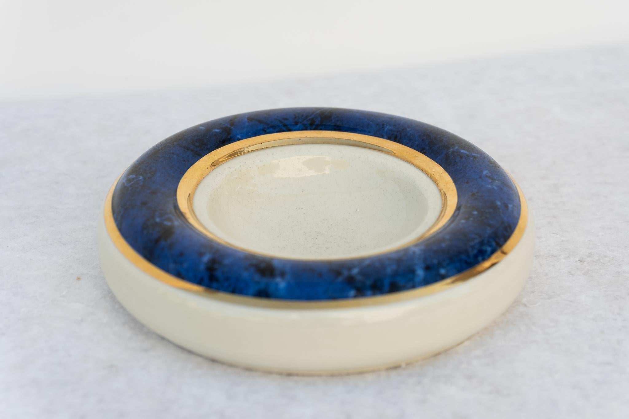 Tommaso Barbi's ceramic emptying bowl or ashtray, 1970s, Made in Italy.
Beautiful round ceramic ashtray with a marble effect by Tommaso Barbi made in the 1970s. The attribution mark is present as visible in the photos. Condition is excellent, may
