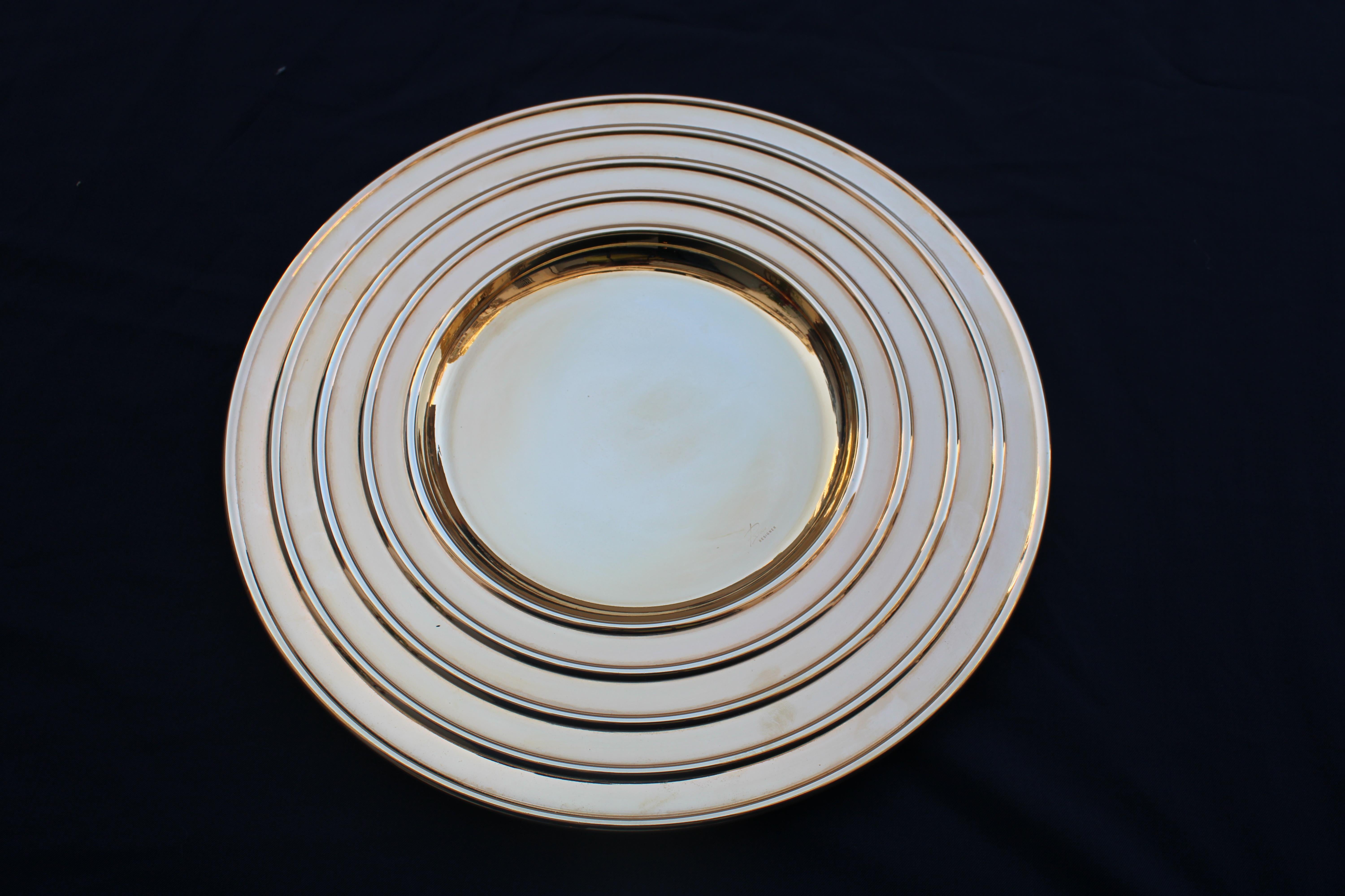 Piatto Rotondo in metallo bagno oro 24KT di design .