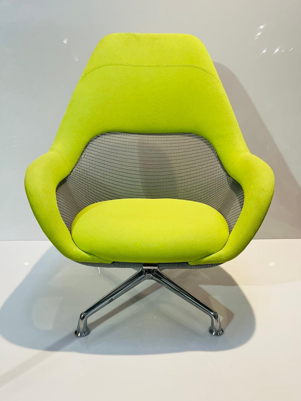 Beautiful Lounge chair designed and manufactured in the United States by Coalesse for Steelcase.
The knit back adds breathability and an extra measure of comfort., the base has a swivel return for easy movement.
The 4-star base with glides.