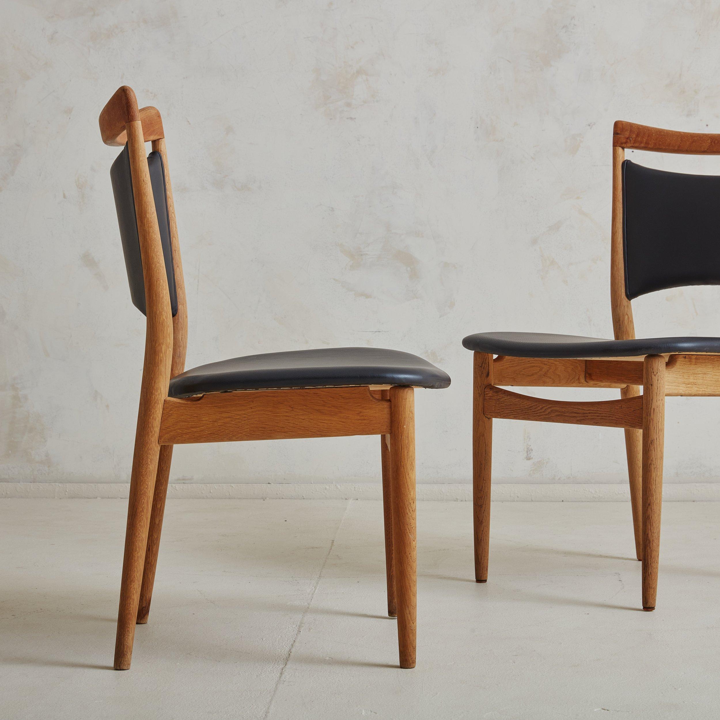 Scandinavian Modern 'SW86' Black Vinyl + Oak Dining Chair by Finn Juhl - 3 Available For Sale