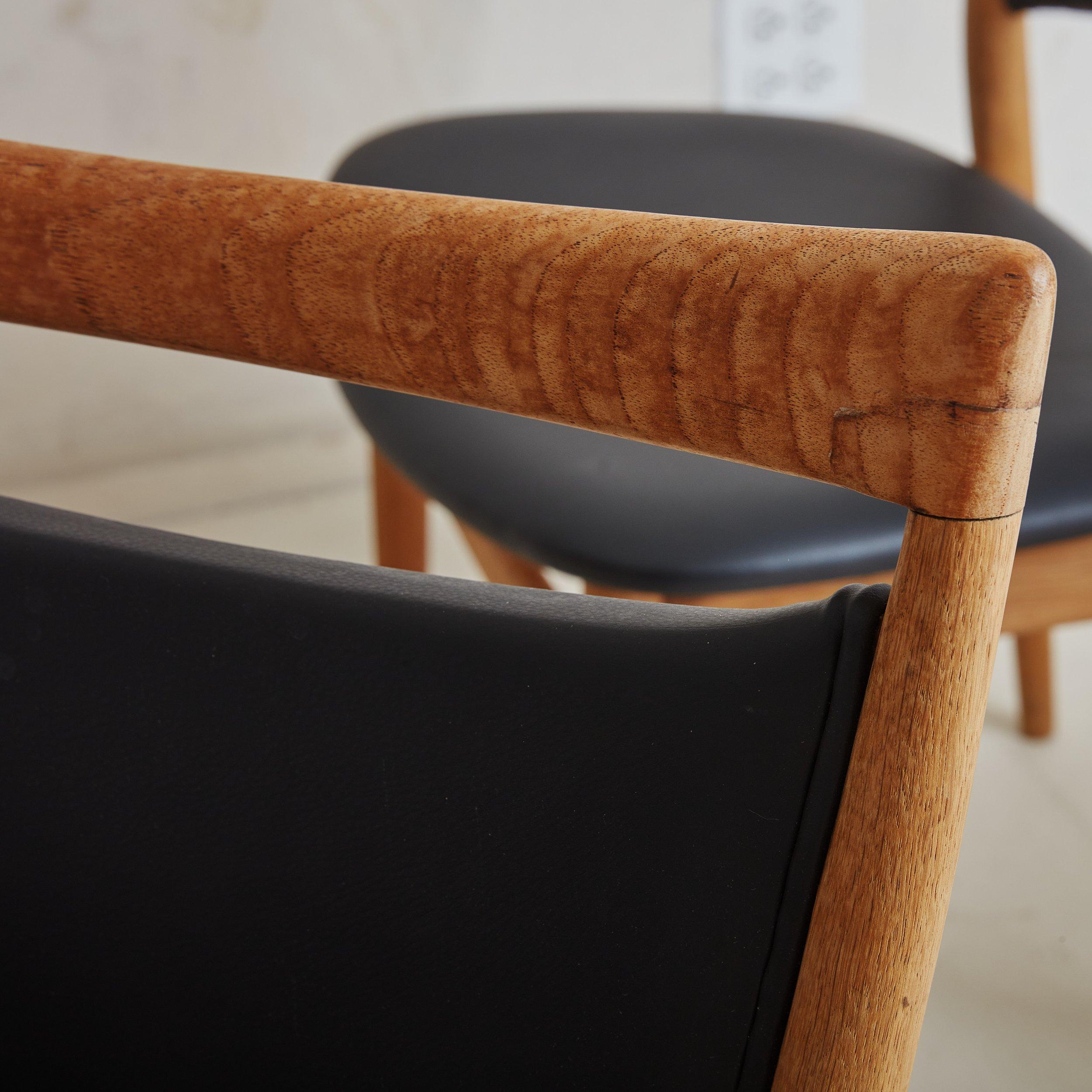 'SW86' Black Vinyl + Oak Dining Chair by Finn Juhl - 3 Available For Sale 2