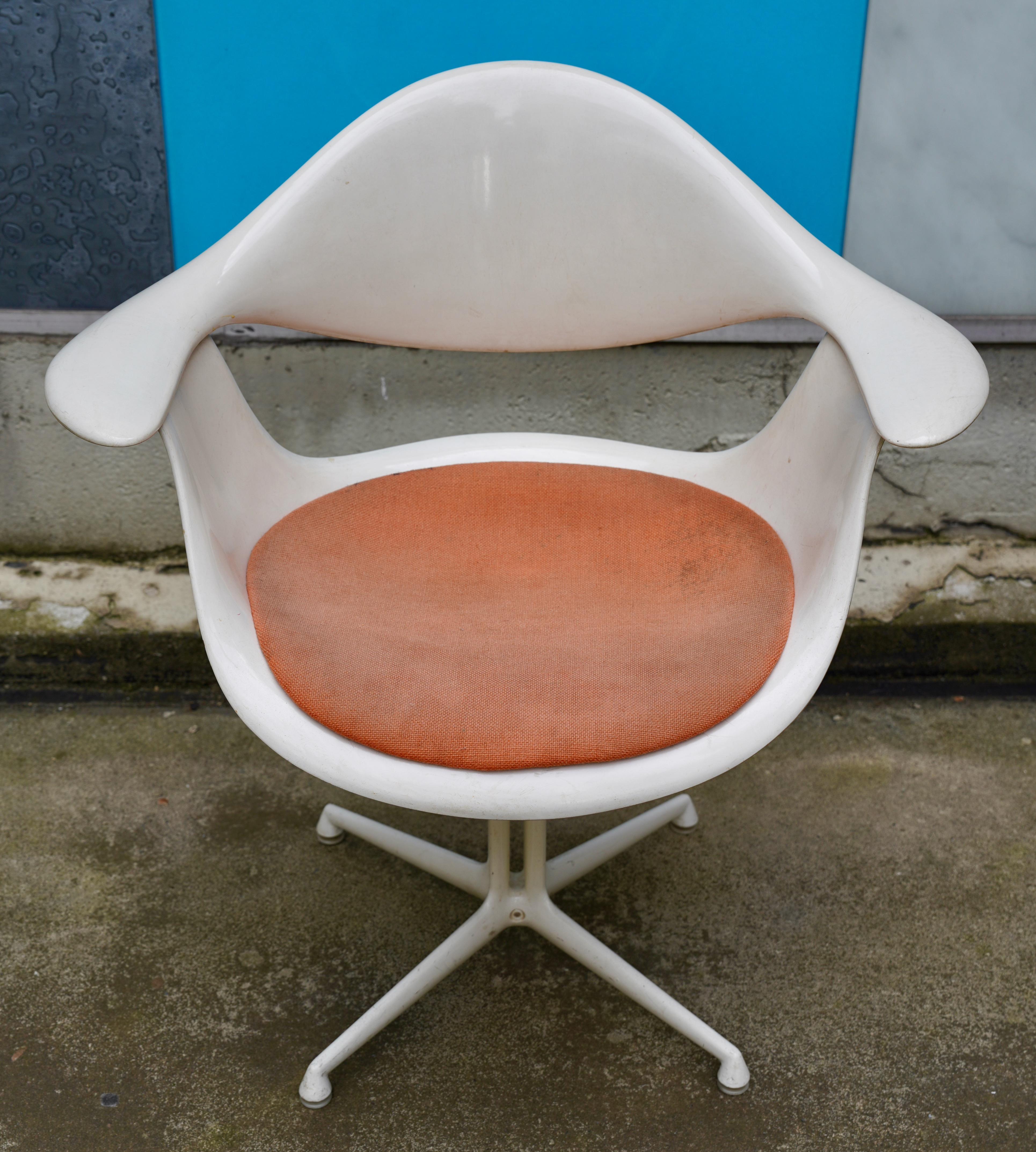 Swag Leg Chair by George Nelson for Herman Miller - 1950s

This iconic Swag Leg Chair was designed by George Nelson for Herman Miller in the 1950s. The chair is characterized by its organic shape and curved legs, which give it an elegant and modern