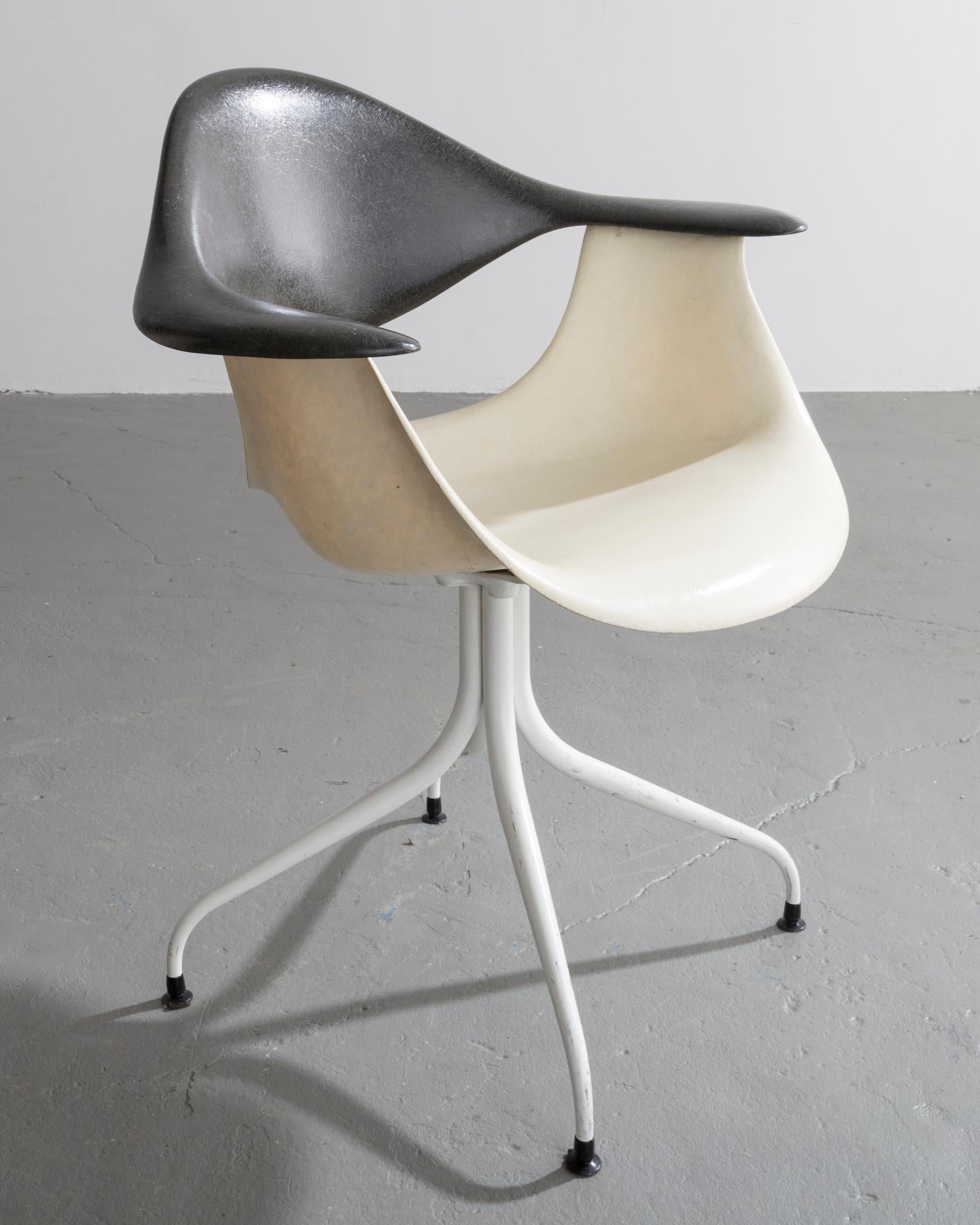 Stuhl mit gebogenen Beinen, Modell MAF, aus Fiberglas, emailliertem Stahl, Gummi, emailliertem Aluminium und Kunststoff. Entworfen von George Nelson & Associates für Herman Miller, USA, 1954.