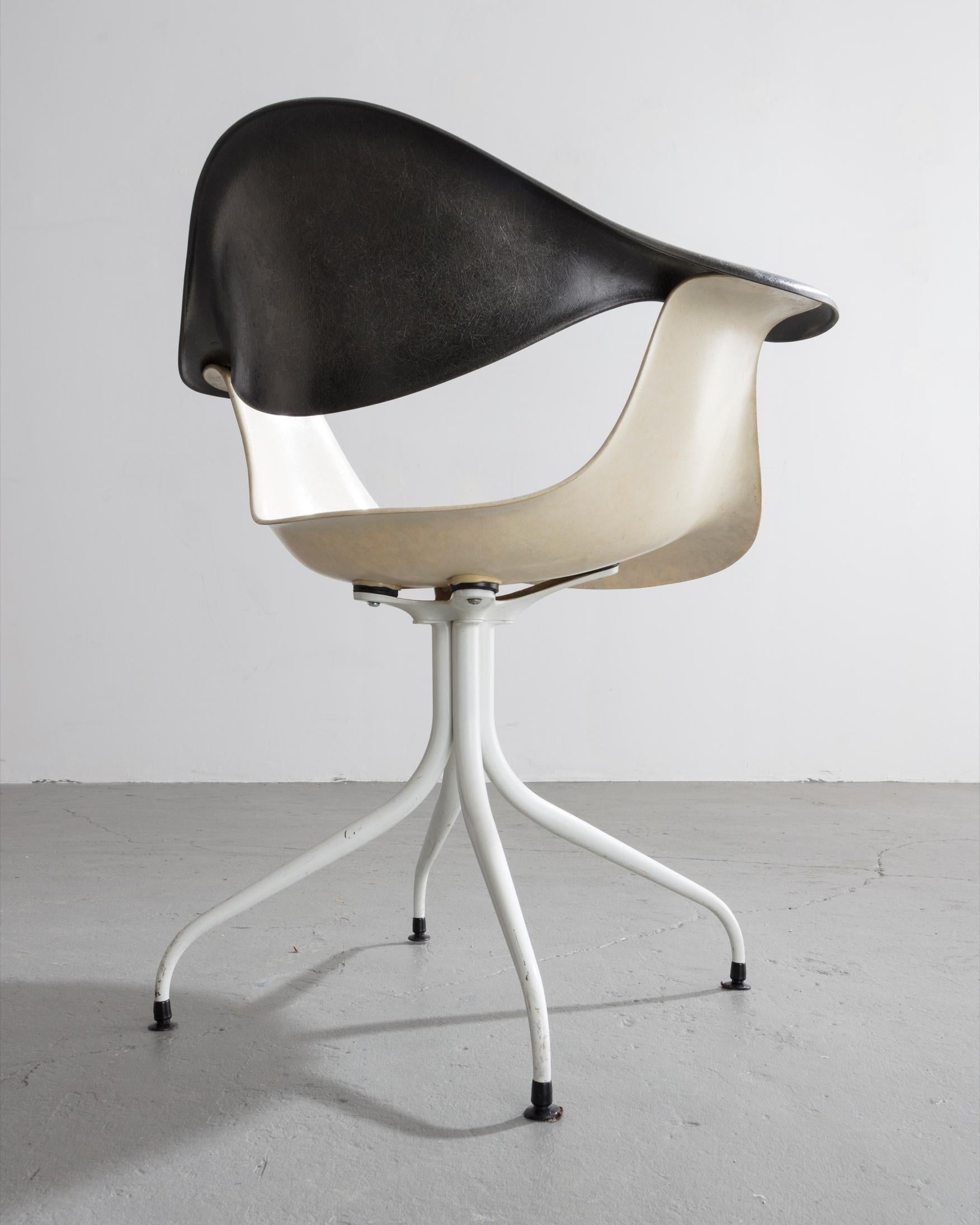 Stuhl mit gedrechselten Beinen in Grau und Weiß von George Nelson & Associates, 1954 im Zustand „Gut“ in New York, NY