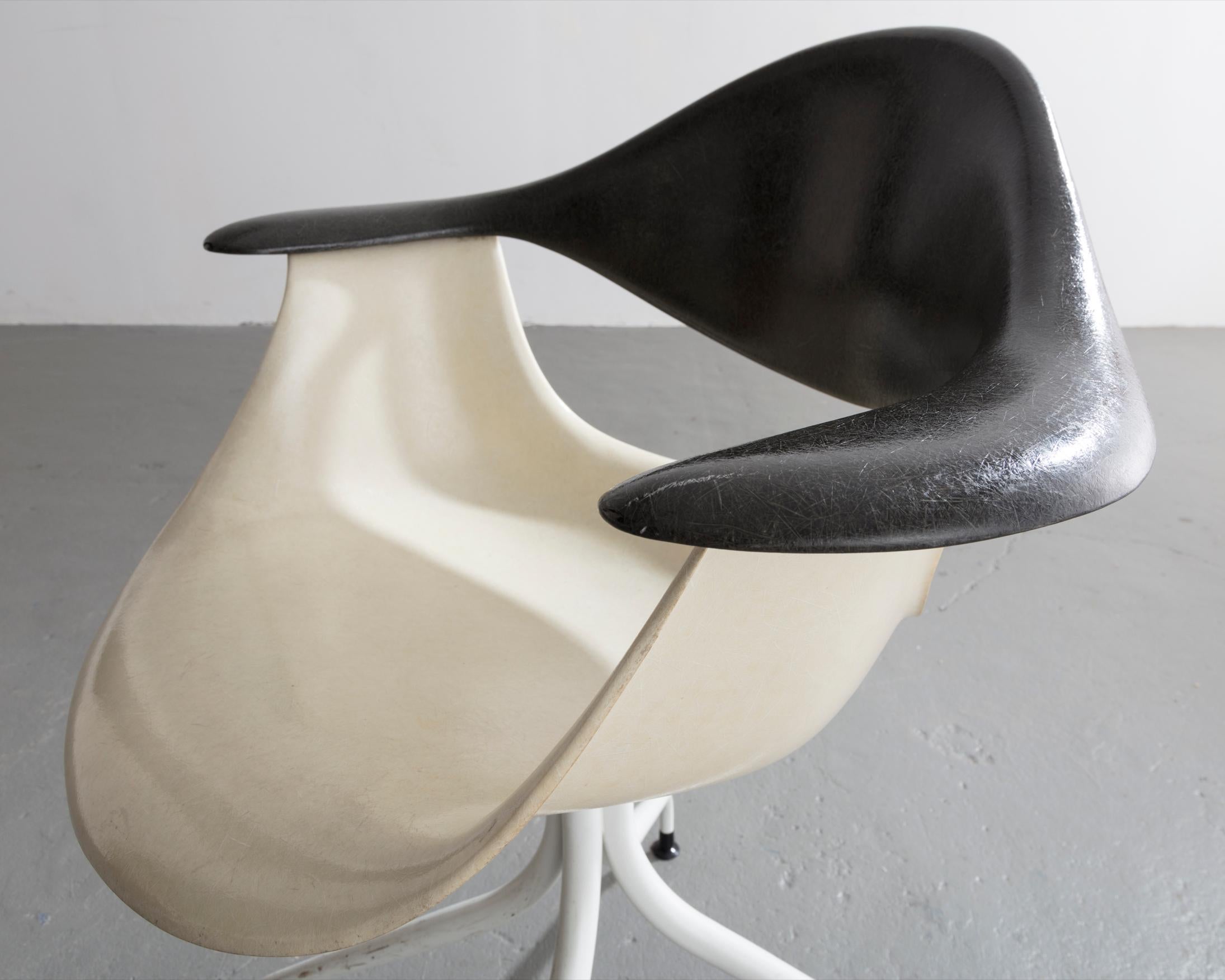 Stuhl mit gedrechselten Beinen in Grau und Weiß von George Nelson & Associates, 1954 (Glasfaser)