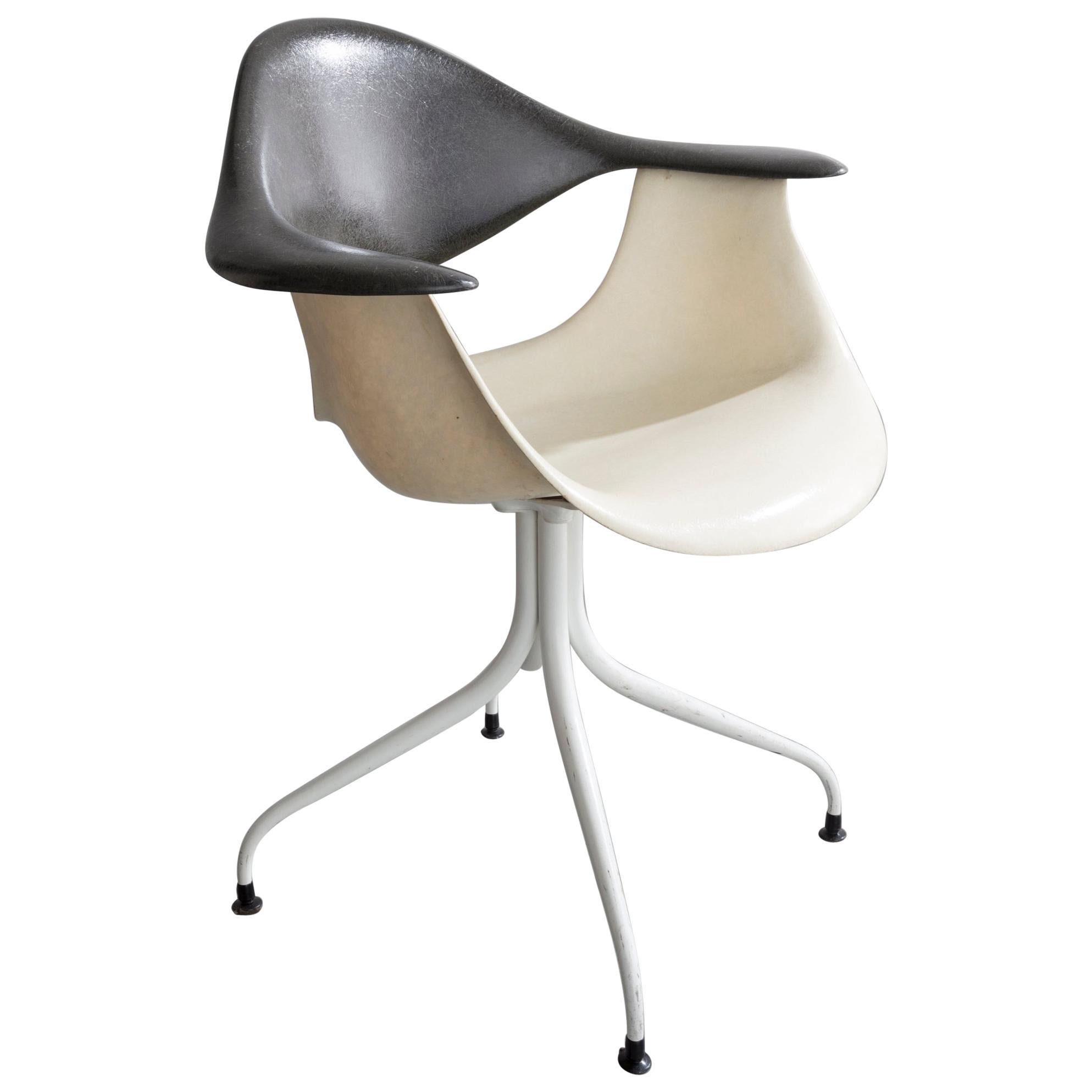 Stuhl mit gedrechselten Beinen in Grau und Weiß von Georg Nelson & Associates, 1954 im Angebot
