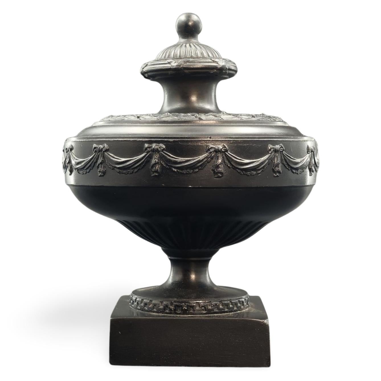 Jarrón de basalto ondulado, Wedgwood, hacia 1775 Neoclásico en venta
