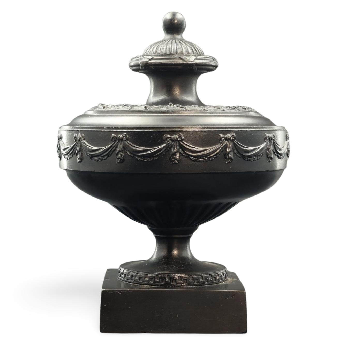 Jarrón de basalto ondulado, Wedgwood, hacia 1775 Inglés en venta
