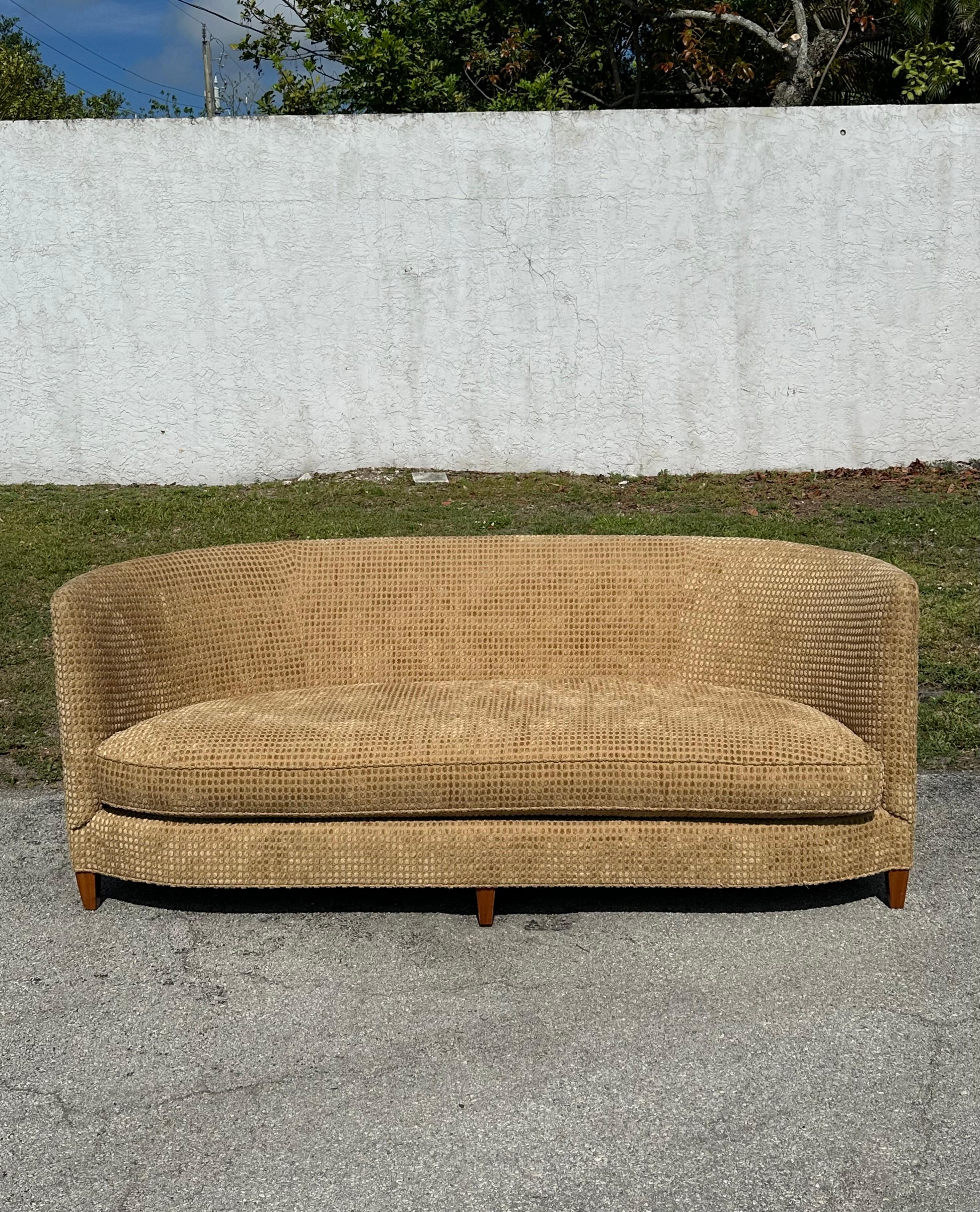 Swaim Classics Gebogenes Sofa im dänischen Stil Gold Beige Chenille im Angebot 5