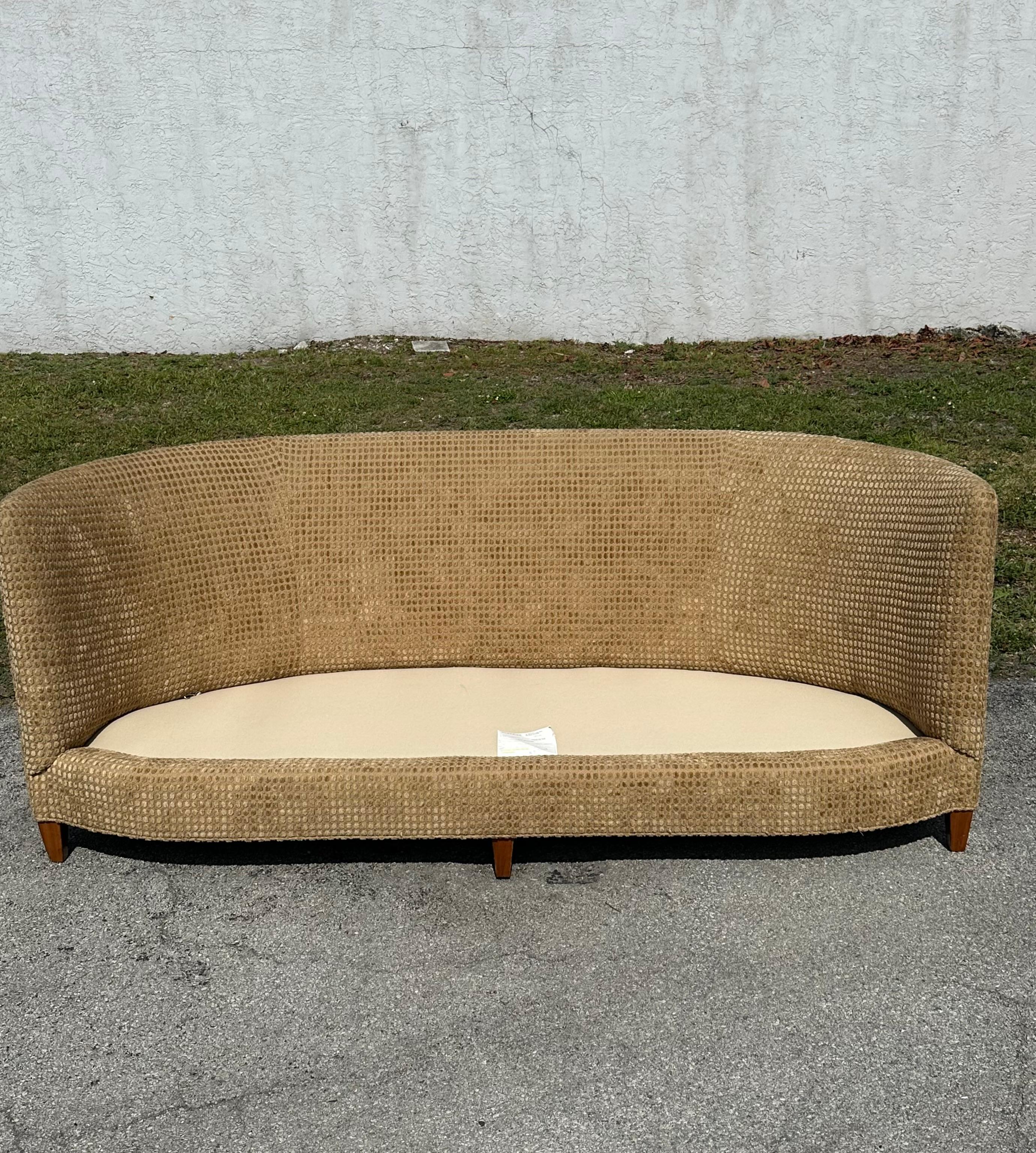 Swaim Classics Gebogenes Sofa im dänischen Stil Gold Beige Chenille im Angebot 6