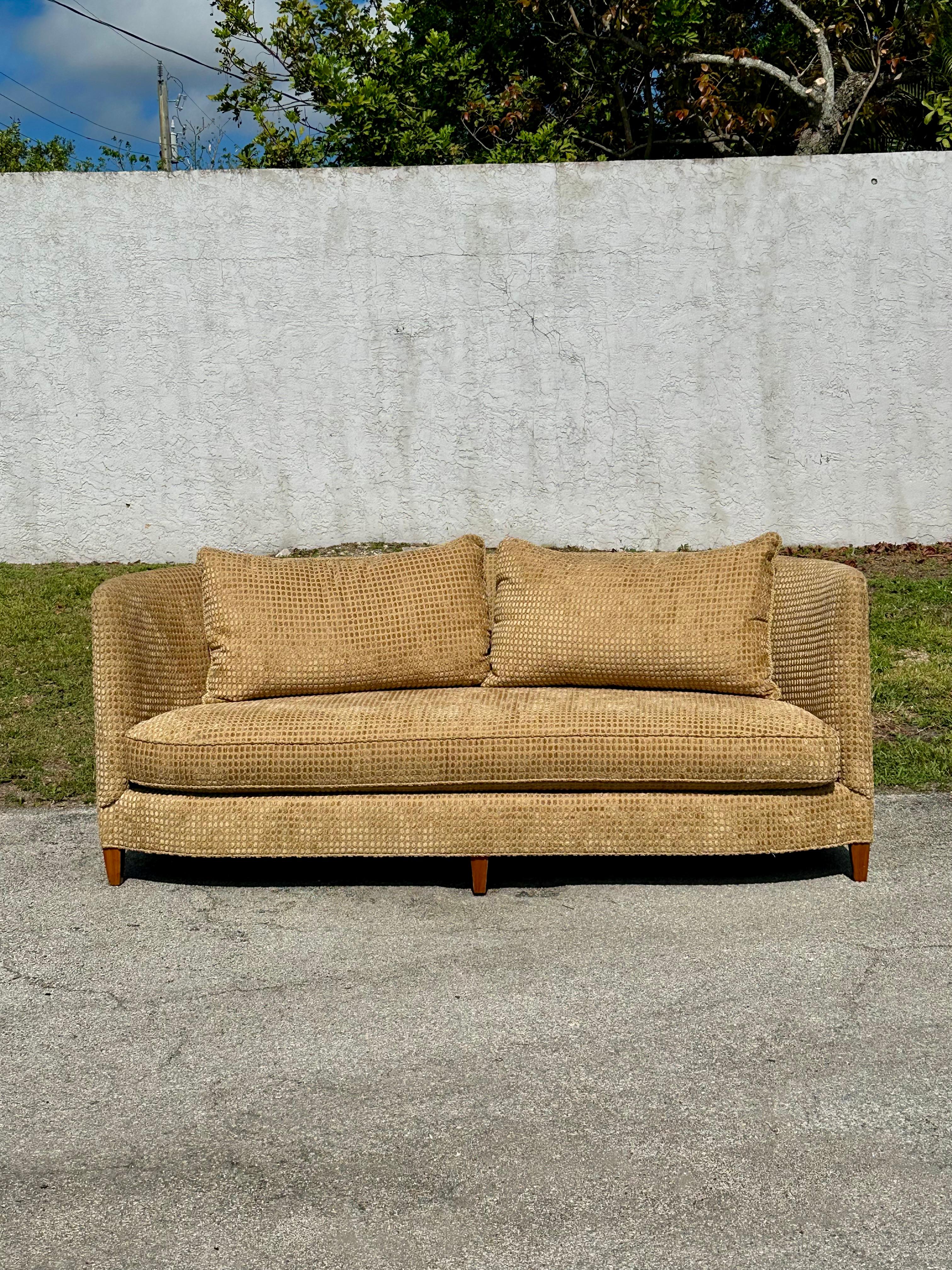 Versetzen Sie sich mit diesem exquisiten Sofa in die eleganten und anspruchsvollen frühen 2000er Jahre zurück. Das Design ist durchgängig herausragend. Das Sofa ist ein Statement, das gleichzeitig sehr bequem ist und viel Persönlichkeit hat. Gebaut,