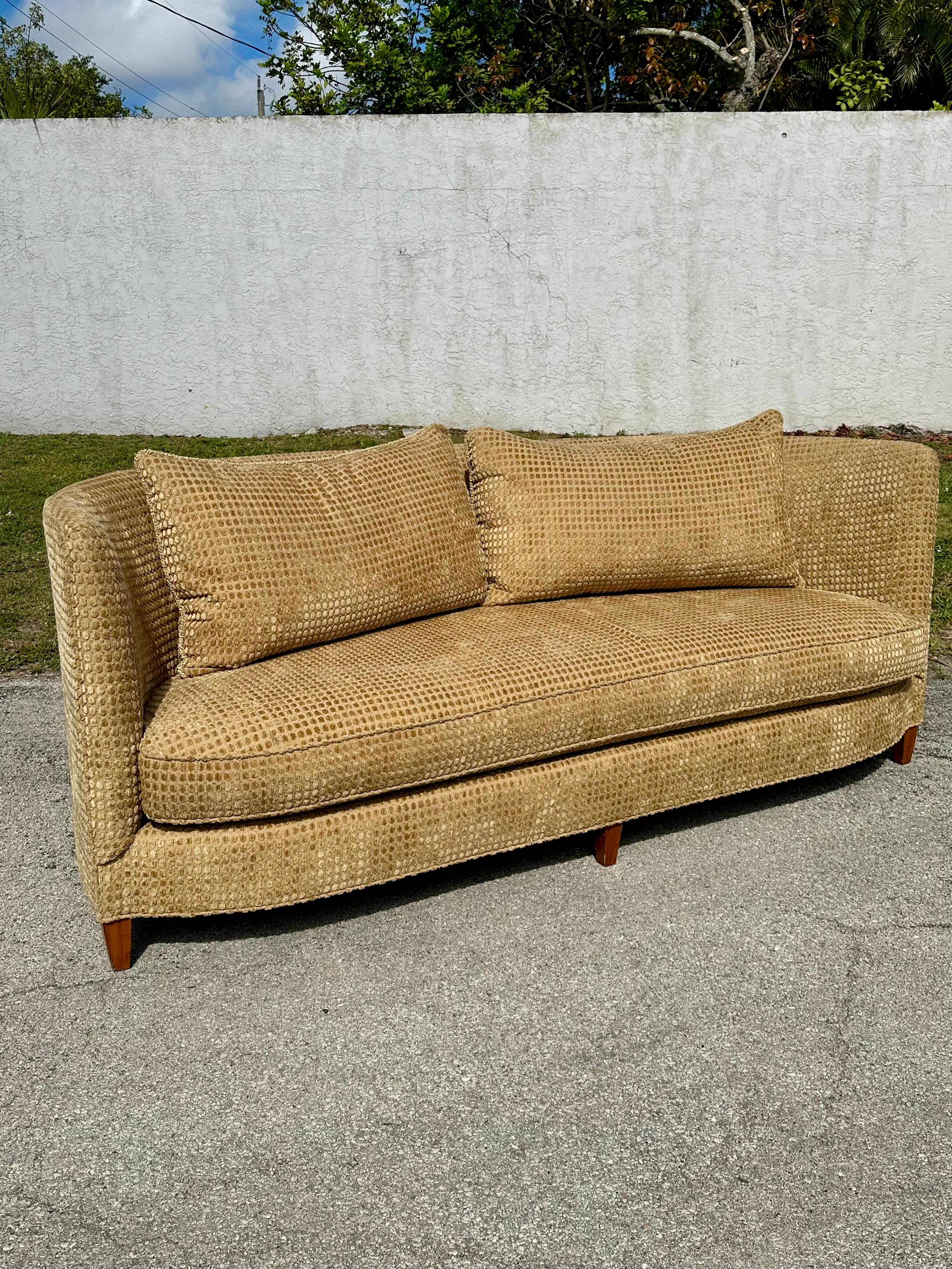Swaim Classics Gebogenes Sofa im dänischen Stil Gold Beige Chenille (Moderne) im Angebot