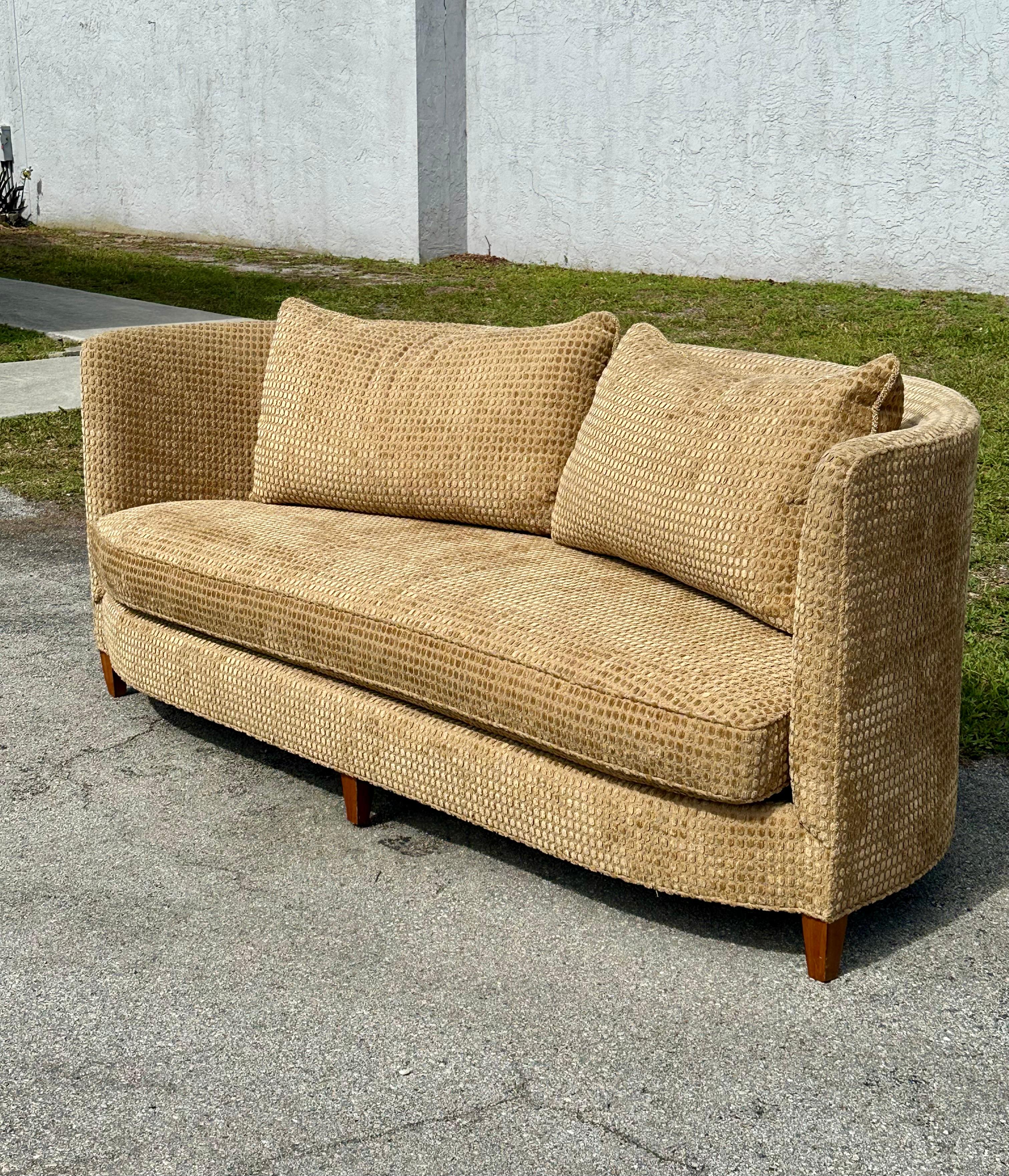 Swaim Classics Gebogenes Sofa im dänischen Stil Gold Beige Chenille (Nordamerikanisch) im Angebot
