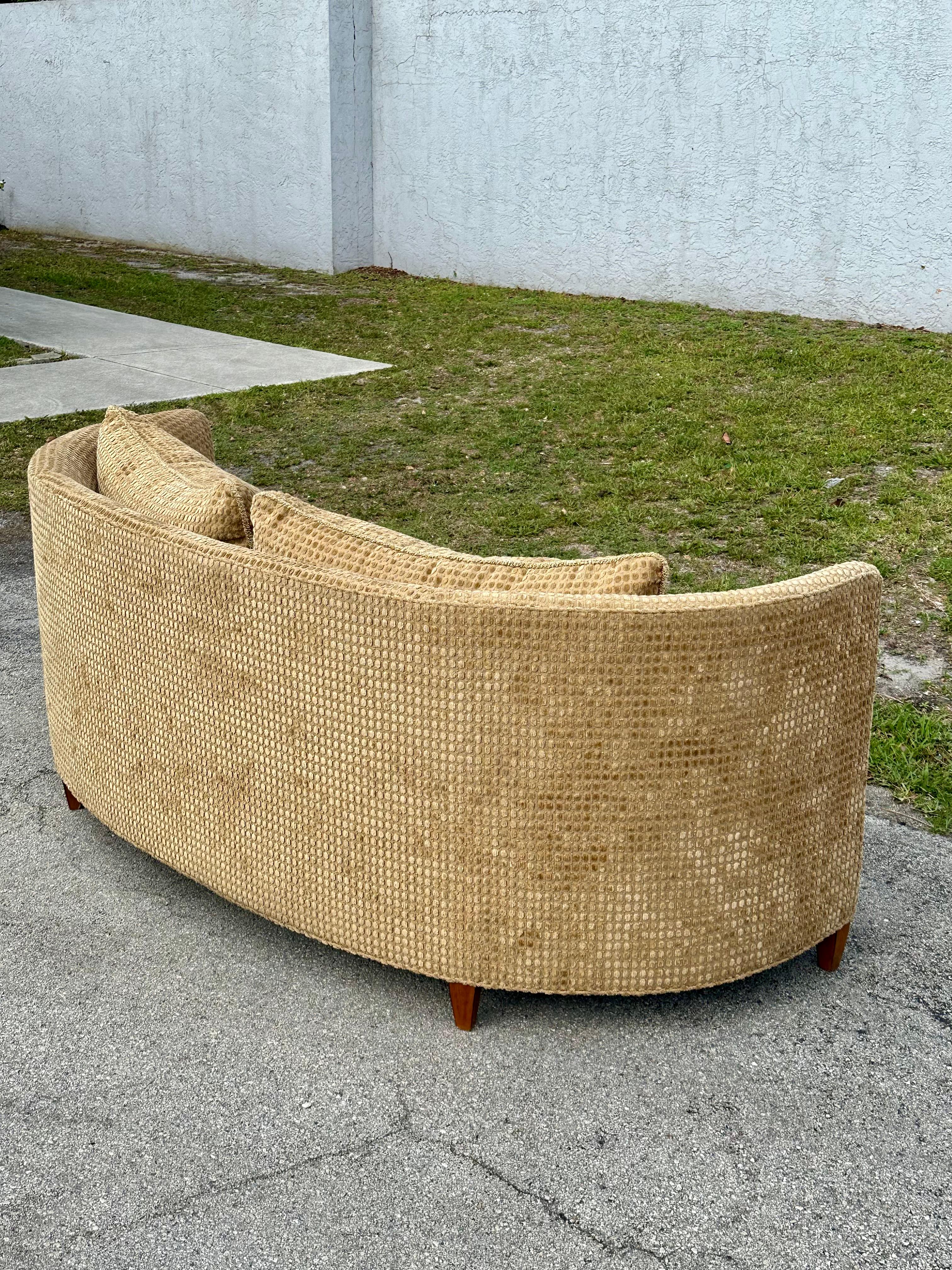 Swaim Classics Gebogenes Sofa im dänischen Stil Gold Beige Chenille im Zustand „Gut“ im Angebot in Fort Lauderdale, FL
