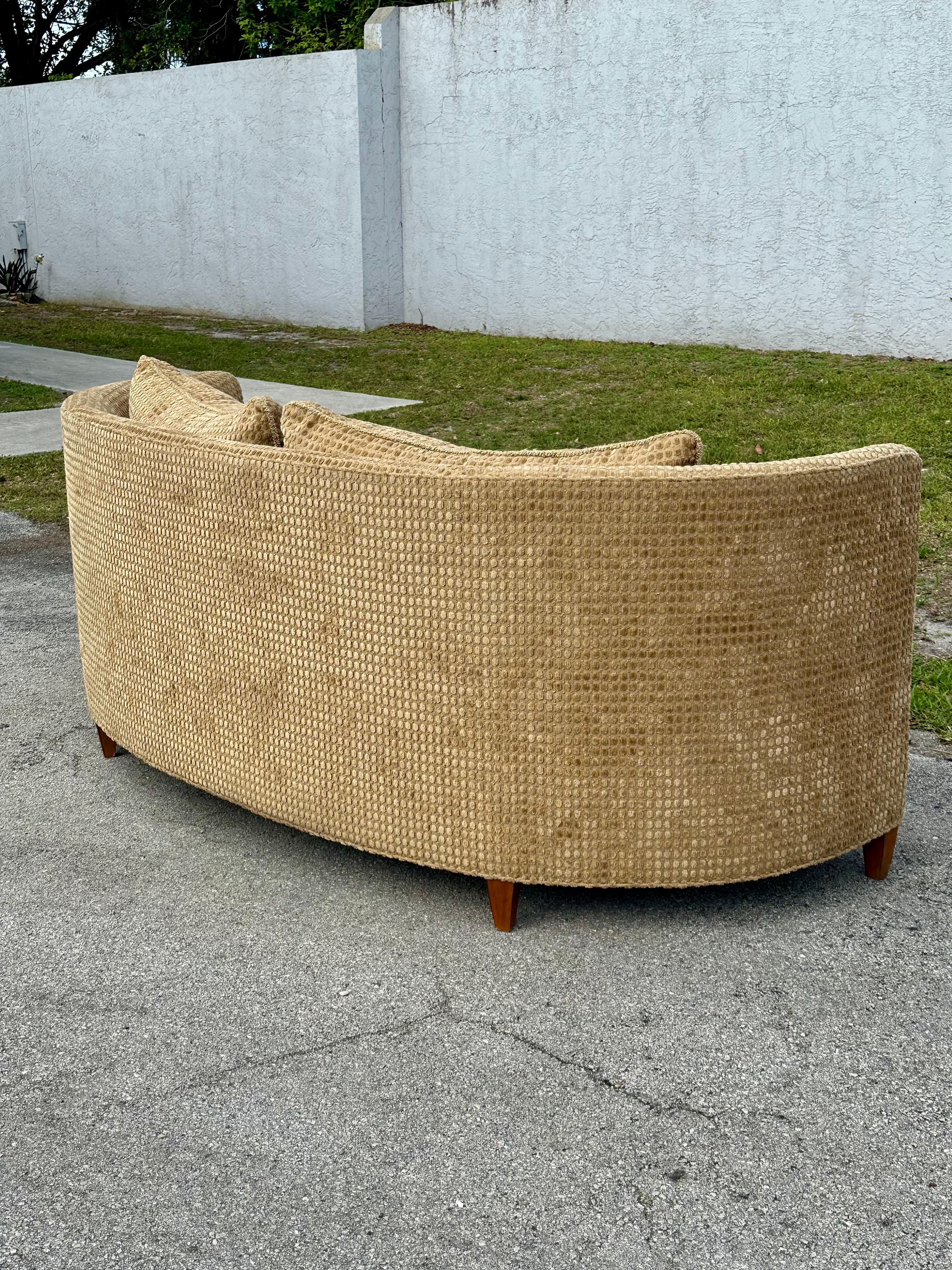 Swaim Classics Gebogenes Sofa im dänischen Stil Gold Beige Chenille (21. Jahrhundert und zeitgenössisch) im Angebot