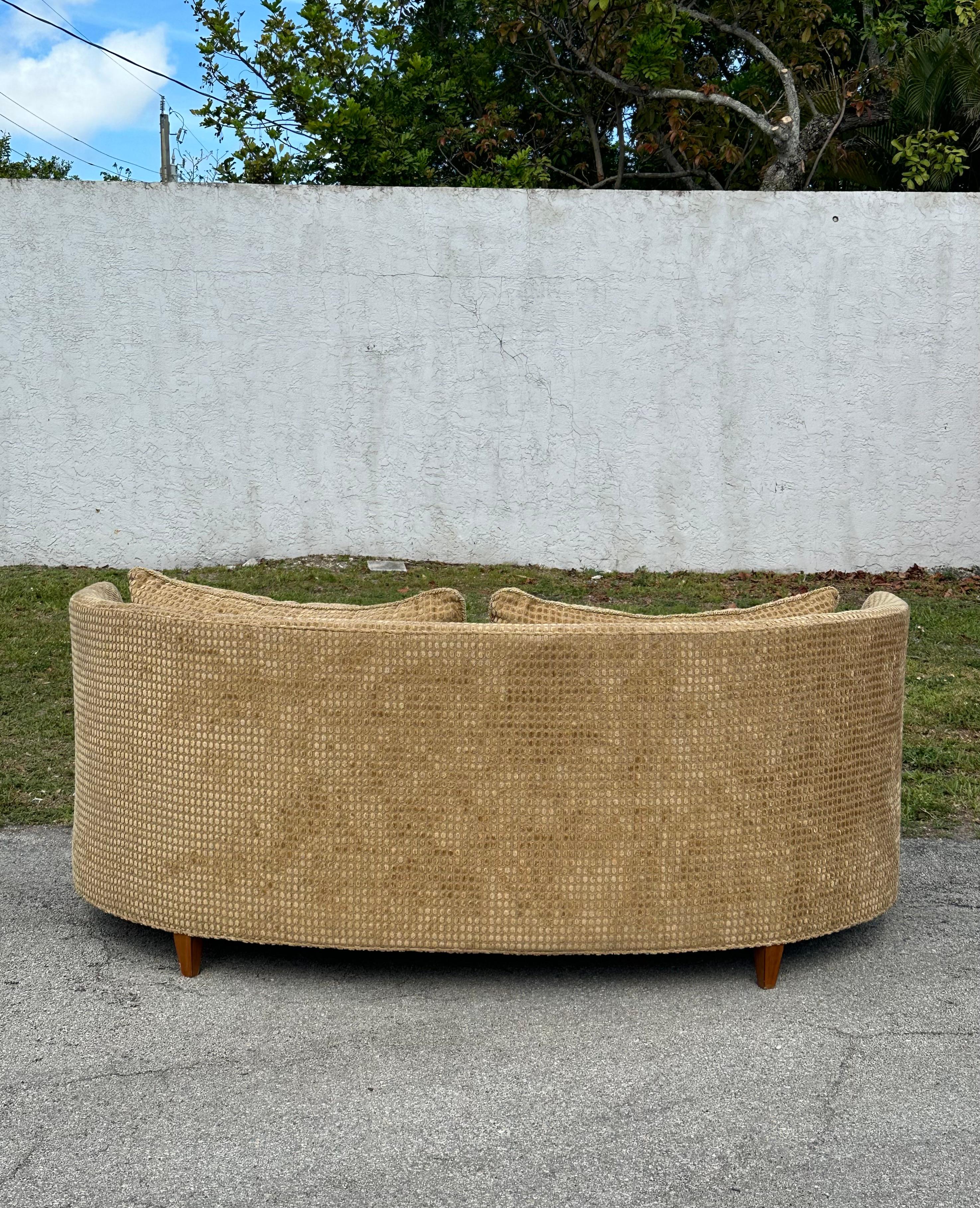 Swaim Classics Gebogenes Sofa im dänischen Stil Gold Beige Chenille im Angebot 1