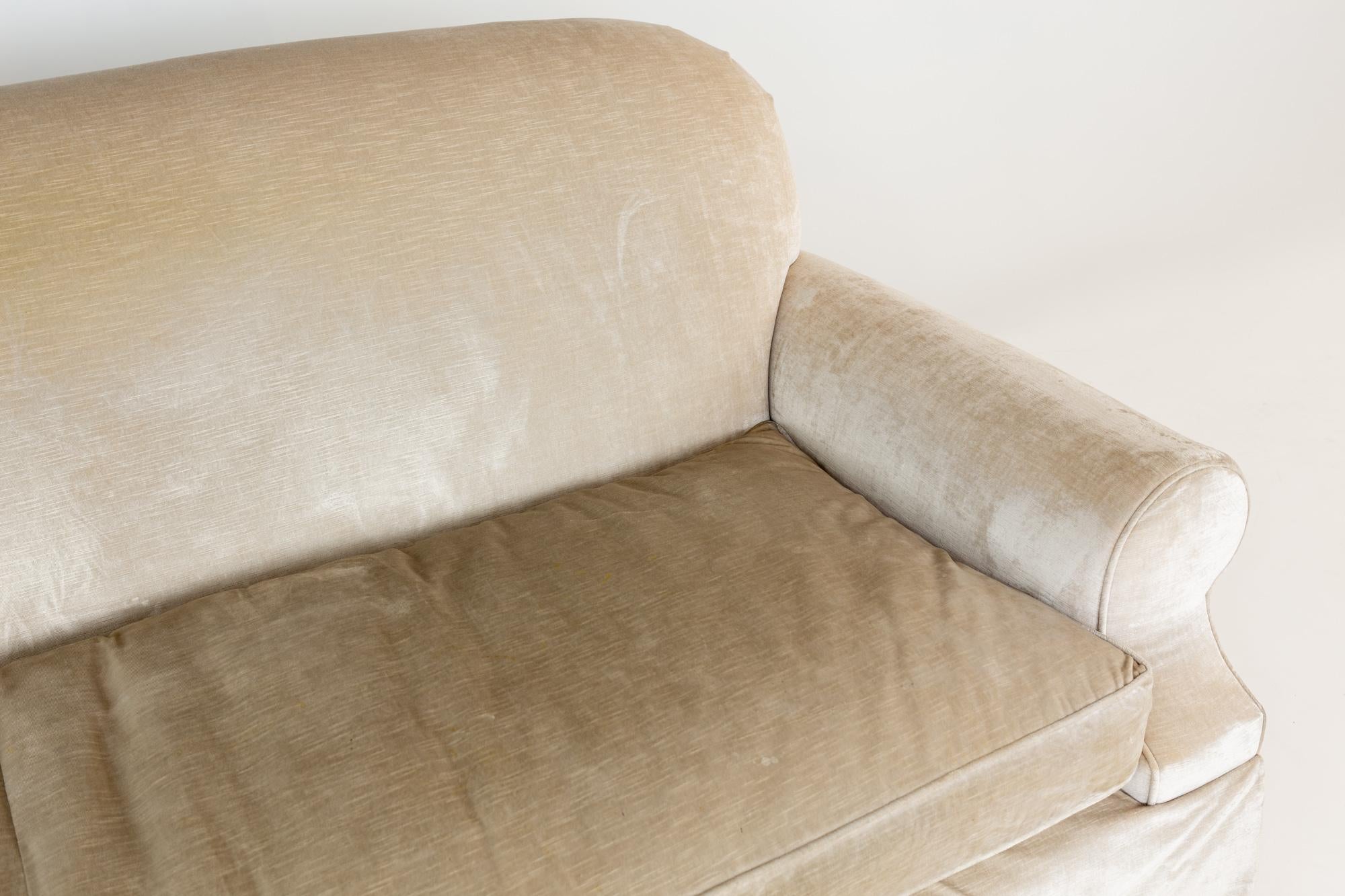 Swaim Contemporary Cream Colored Sofa in Mohair In Good Condition For Sale In Countryside, IL
