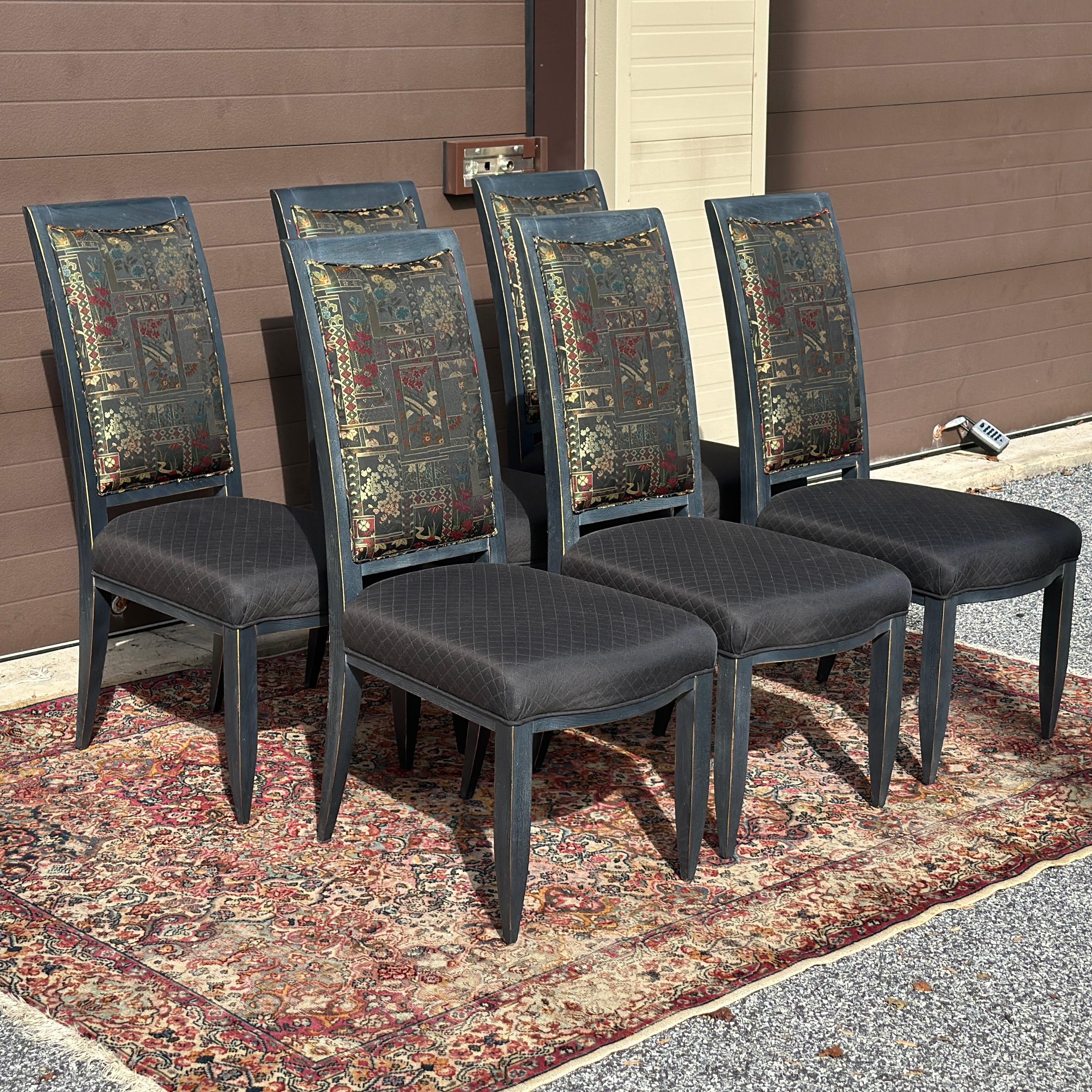 Precioso juego de seis sillas de comedor de Swaim con armazón acabado en gris pizarra y respaldos y asientos tapizados. Firmado en la parte inferior. 