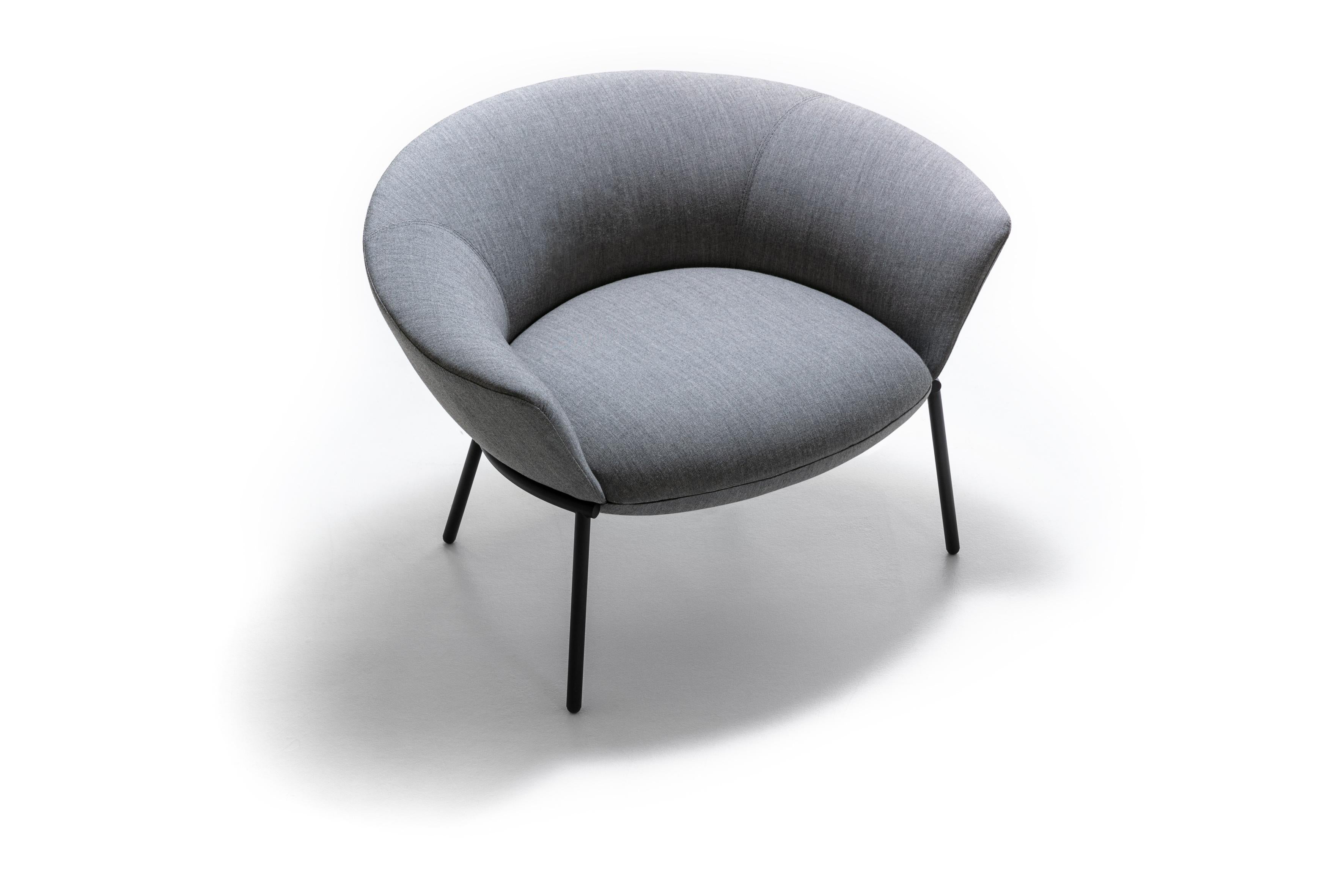 Thanks to an abundant and generous structure, the Swale armchair evokes relaxed conversation scenarios for residential and contract environments. The comfort of the seating is given by its large and enveloping shapes, expertly reproduced in the seat