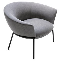 Fauteuil Swale en superbe tissu d'ameublement avec base noire piquée de Gordon Guillaumier