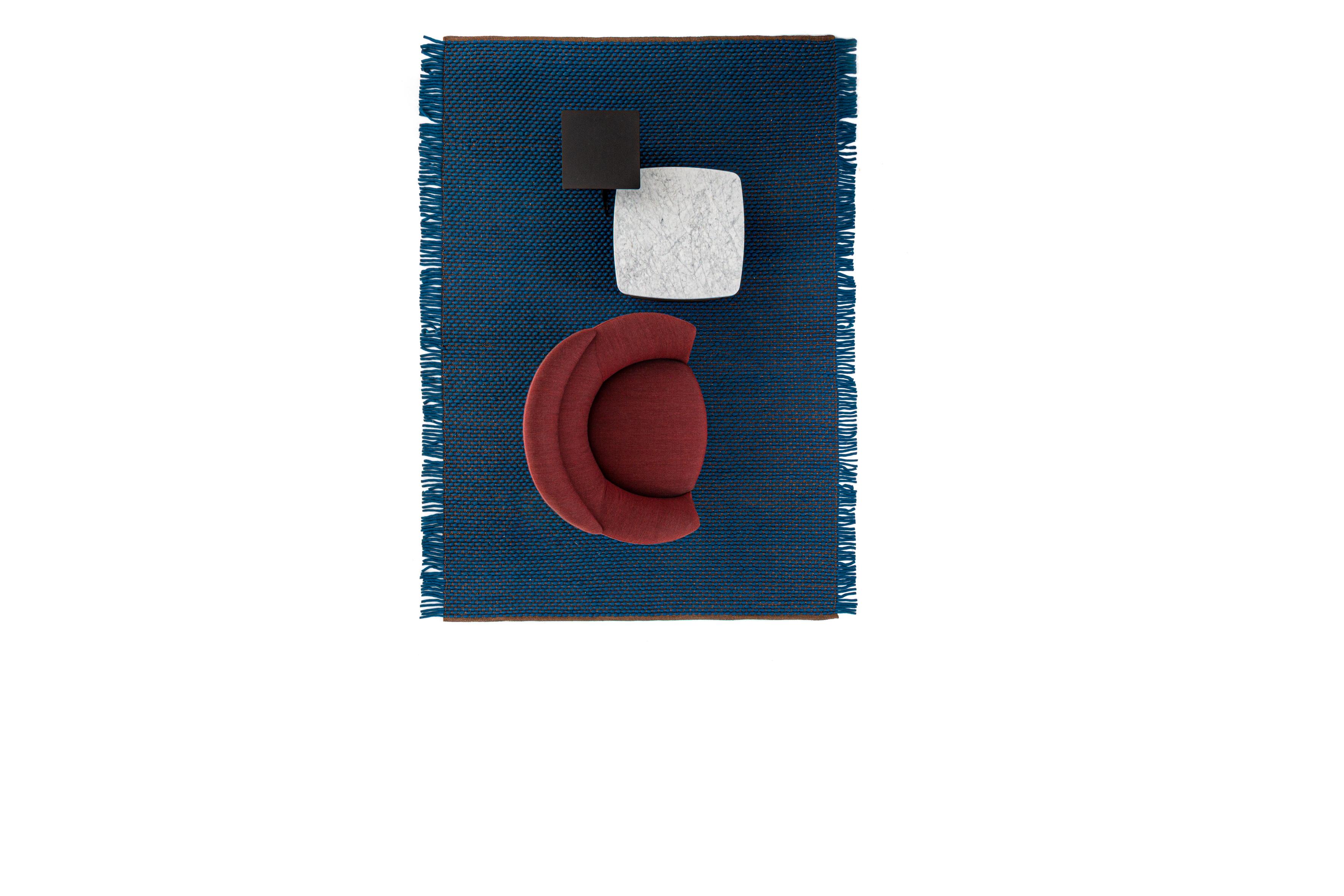 Swale Hoher Sessel mit Mlange-Polsterung und pflaumenfarbenem Untergestell von Gordon Guillaumier (Italienisch) im Angebot