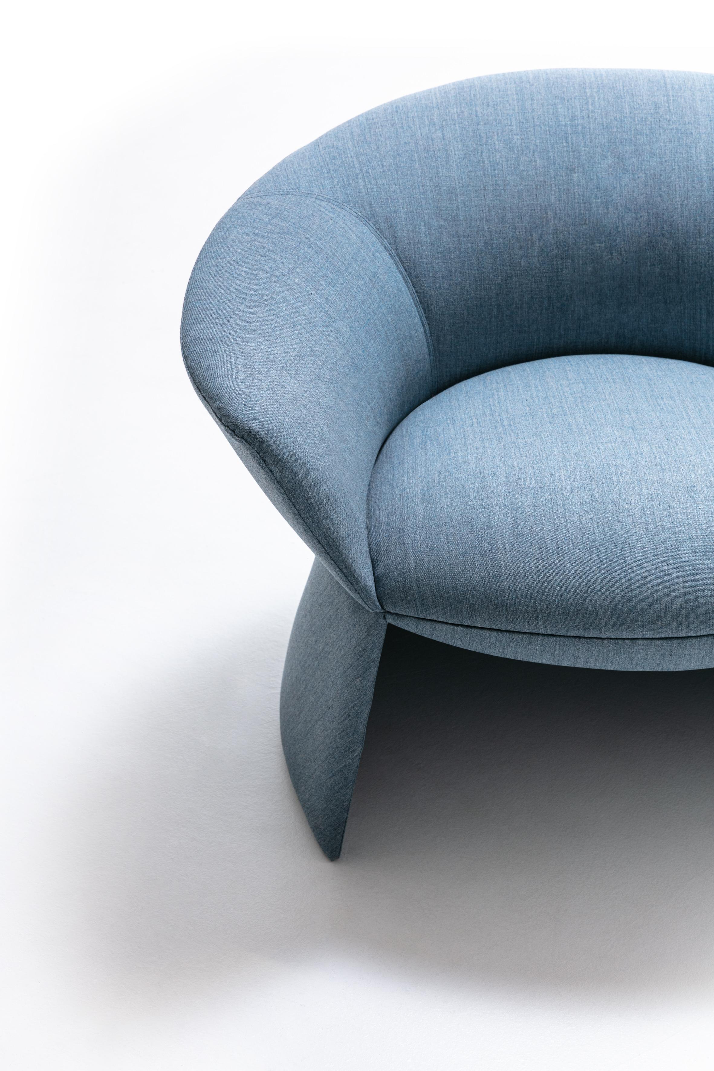 Thanks to an abundant and generous structure, the Swale armchair evokes relaxed conversation scenarios for residential and contract environments. The comfort of the seating is given by its large and enveloping shapes, expertly reproduced in the seat