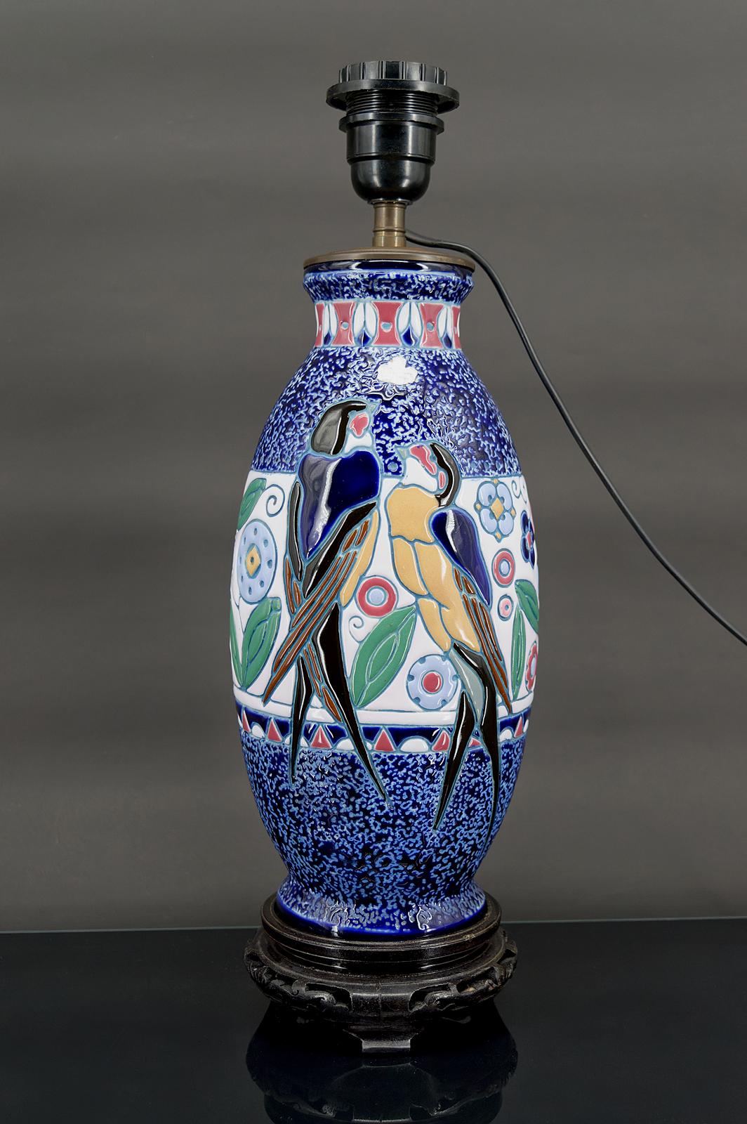 Imperial Amphora, Czechoslovakia, Art Deco, circa 1920

Blue ceramic decorated with swallows resting on a blackened wooden base.
In excellent condition, electricity OK.

Dimensions:
height 44 cm
diameter 16 cm