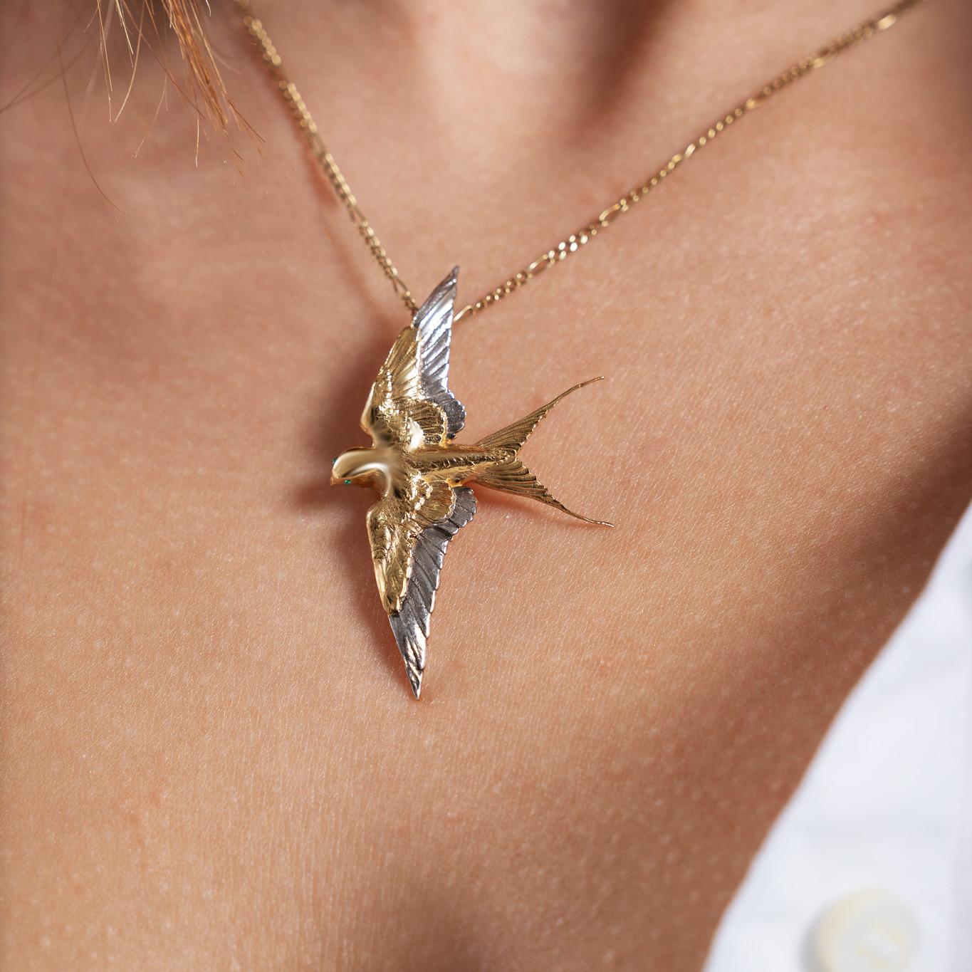 Art déco Pendentif hirondelle en argent sterling plaqué or avec émeraude en vente