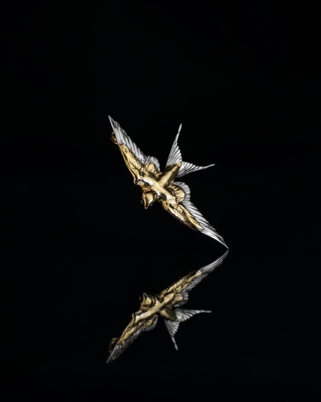 Taille brillant Pendentif hirondelle en argent sterling plaqué or avec émeraude en vente