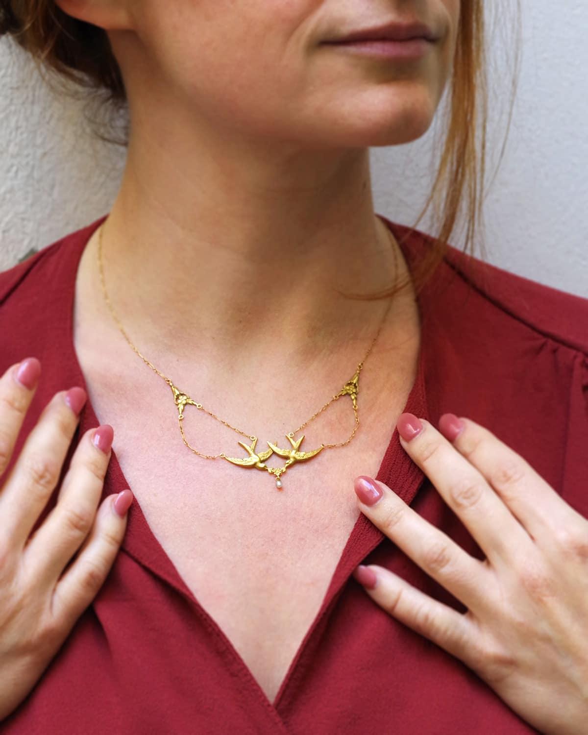 Golondrinas Art Nouveau collar francés de oro de 18 quilates, perlas naturales pájaros drapeados en venta 1