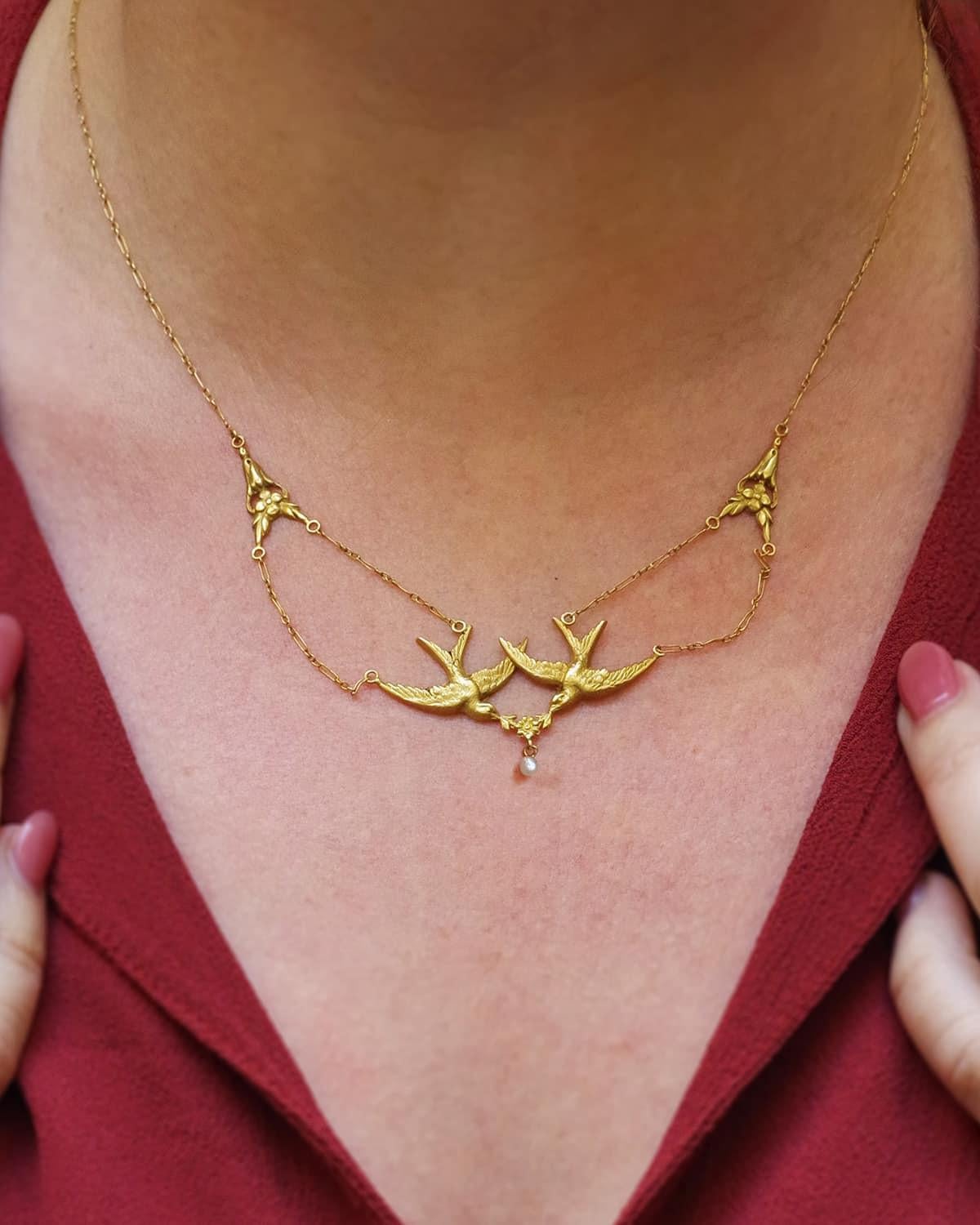 Golondrinas Art Nouveau collar francés de oro de 18 quilates, perlas naturales pájaros drapeados en venta 2