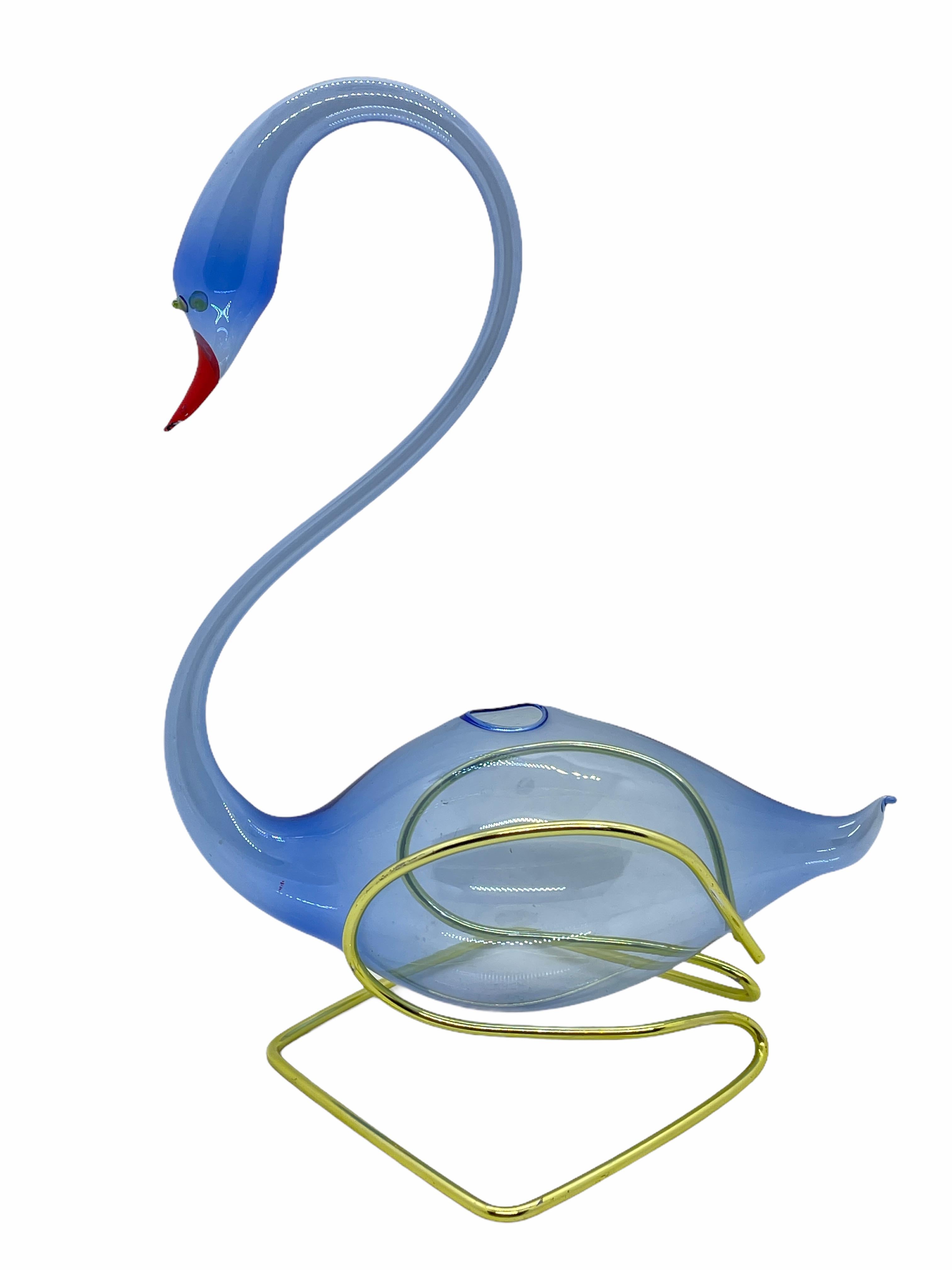 Un vase classique en verre soufflé à la main du milieu du 20e siècle sur un support en métal, dans le style de Bimini. Très bon état vintage, conforme à l'âge et à l'usage. Un bel ajout à toute table.