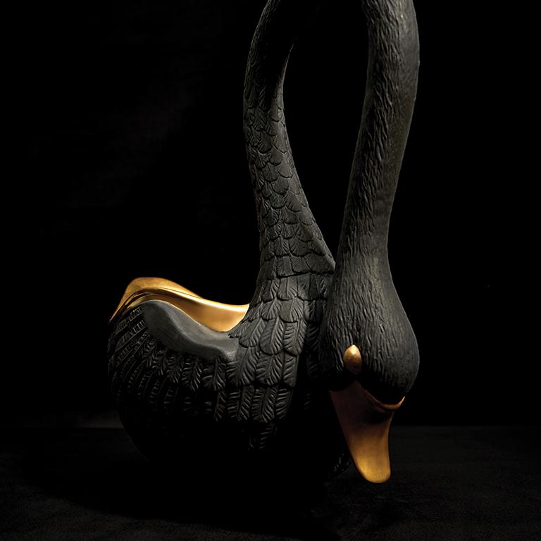 Inspiré par la porcelaine magnifiquement détaillée de la période Empire du XIXe siècle, le bol Swan fait un clin d'œil à l'antiquité avec une grâce moderne. Du bol en or 24K doré à la main aux plumes soyeuses sur la courbe du cou, chaque pièce est