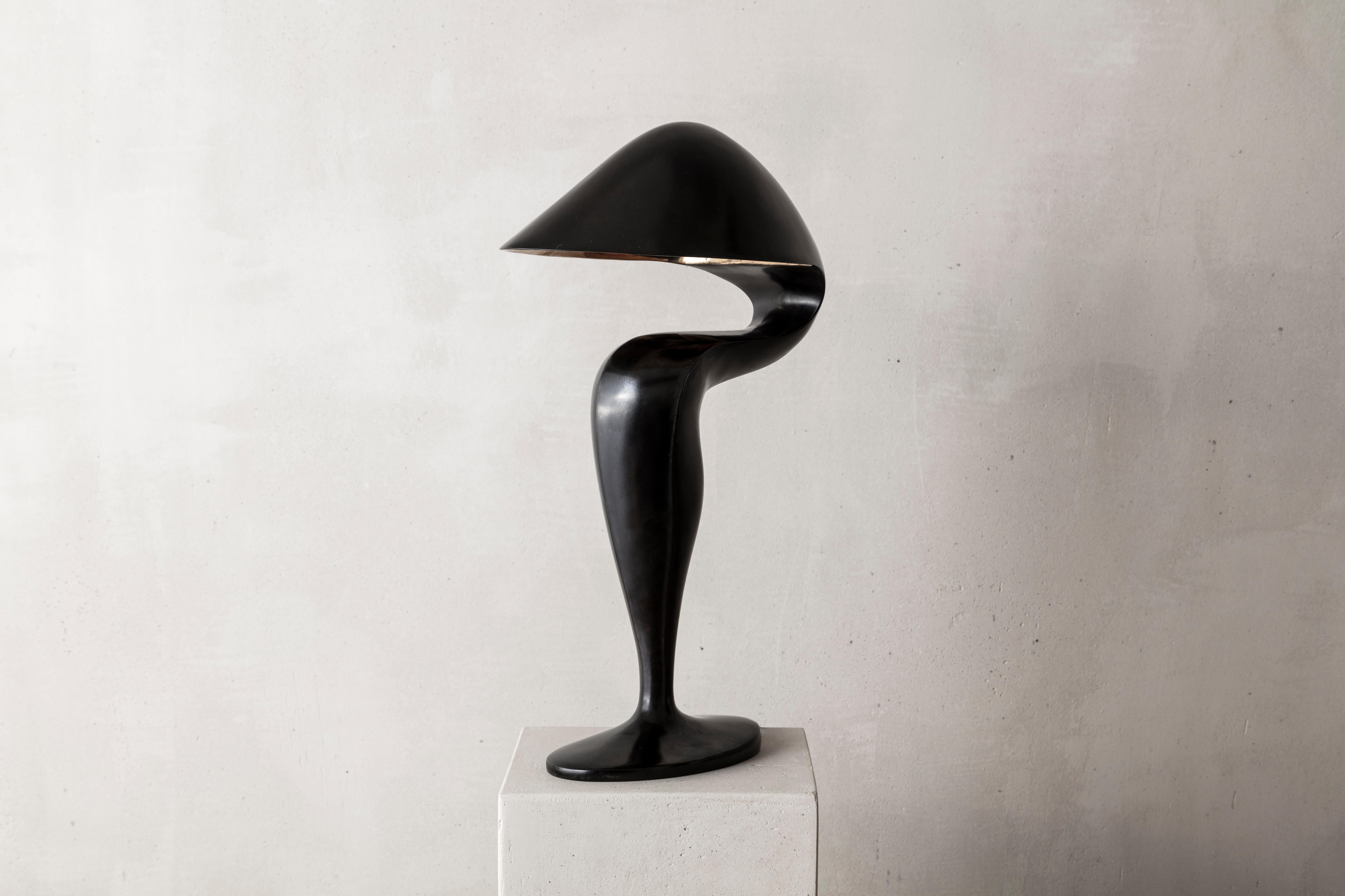Black Swan ist eine skulpturale Tischleuchte, die mit ihrem Bronzegussmaterial und der Weichheit ihrer Silhouette maskuline und feminine Eleganz verbindet. Die Stücke werden in Paris von der französischen Kunstgießerei Fonderie Chapon
