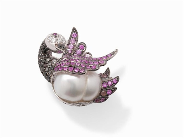 Swan Brooch with South Sea Cultured Pearl, Pink Sapphires 18 Karat White Gold In New Condition For Sale In Bad Kissingen, DE