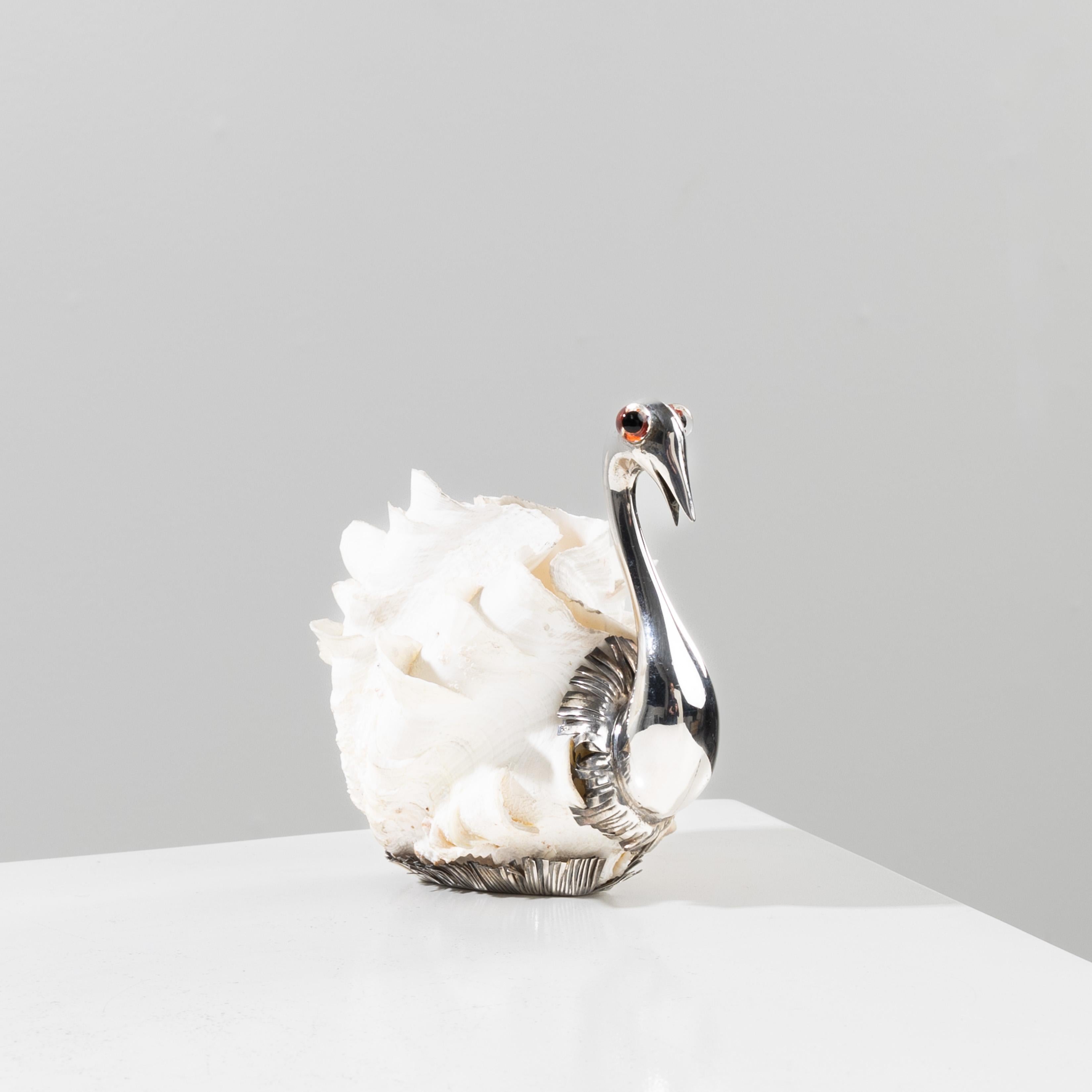 “Swan”, silver sculpture mounted on a shell, by Gabriele De Vecchi.
Sculpture representing a silver swan mounted on a shell forming the body and wings.