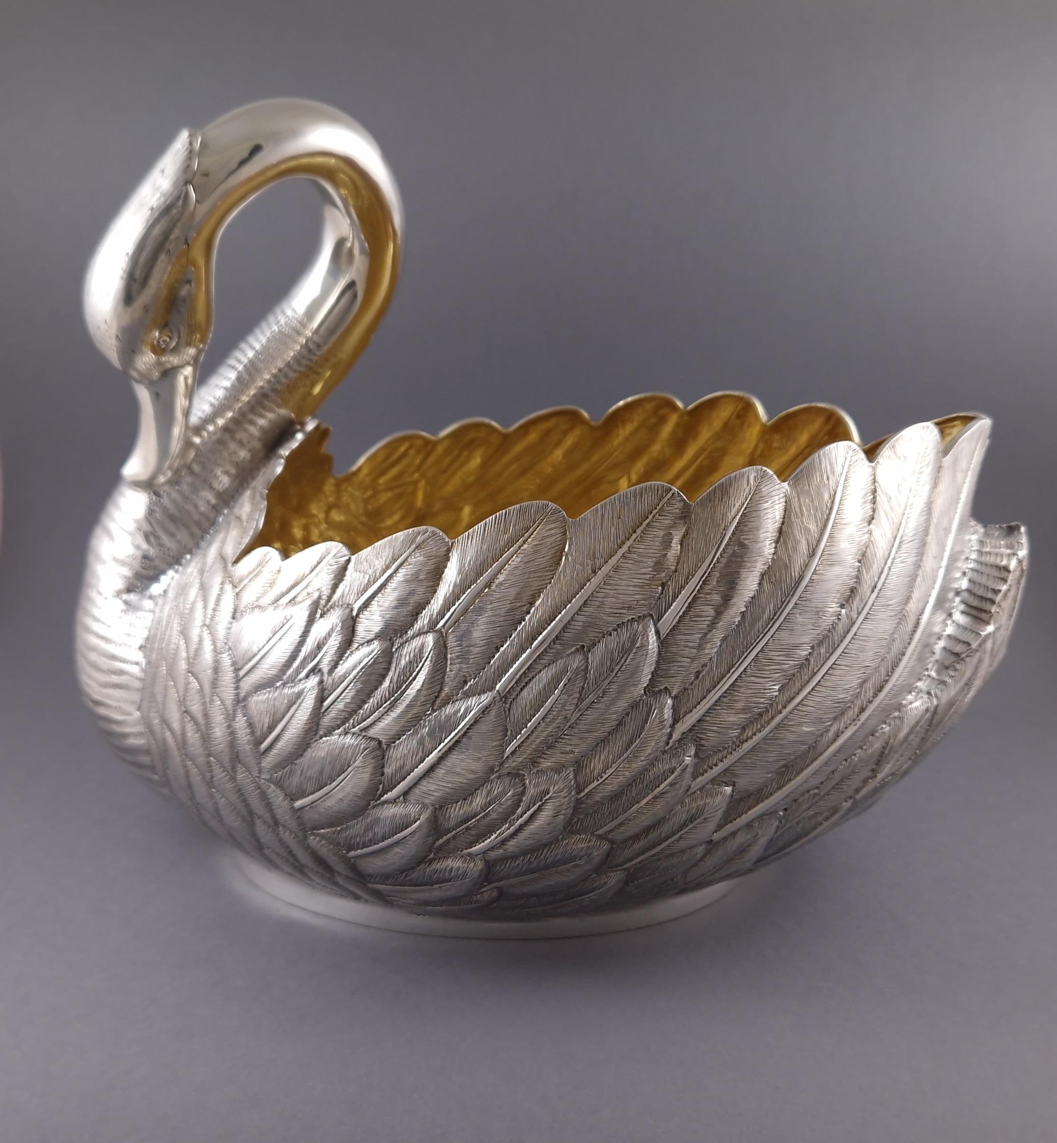 Centerpiece in sterling silver and gilt that can be used as a planter or cooler 
In the shape of a finely chiseled and natural swan 
Italian silver hallmark 800 
Length: 32 cm 
Width: 21 cm 
Height: 25 cm 
Weight: 1585 grams