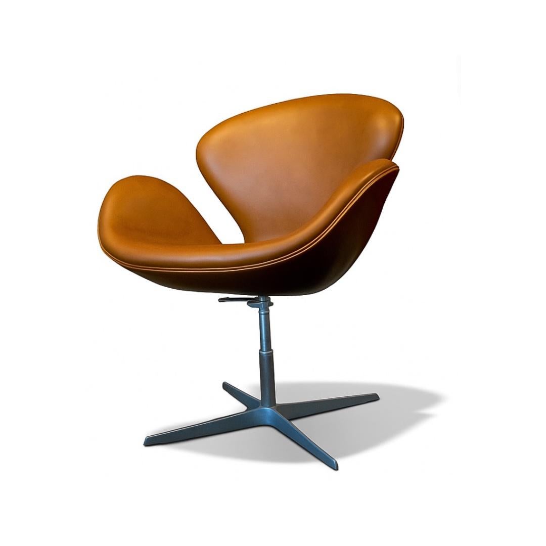 Mid-Century Modern Swan chair adjustable , Model 3320 Walnut elegance anilin leather, Arne Jacobsen For Sale