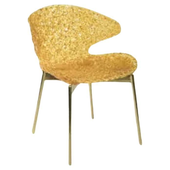 Fai un'audace dichiarazione di design con la Sedia Swan, un pezzo iconico che emana eleganza e raffinatezza moderne. Il suo design elegante e l'estetica unica creano un gioco di luci ipnotico, trasformando qualsiasi stanza in un rifugio di lusso.