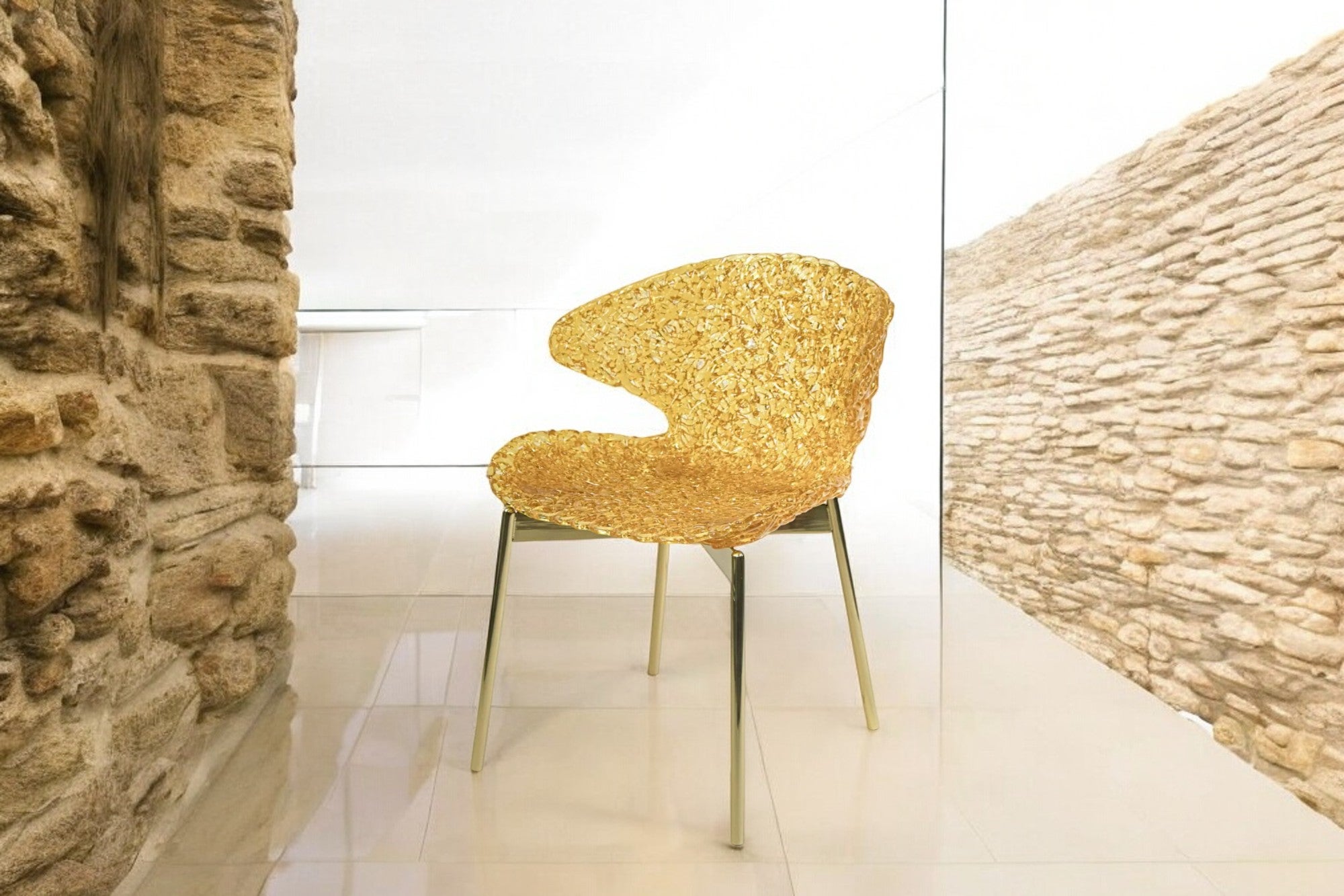 Swan Chair - Iconique Modern Elegance with Captivating Light Reflection (Chaise Swan - Élégance moderne et reflets de lumière captivants)
