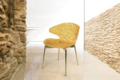 Swan Chair – Iconic Modern Elegance with Captivating Light Reflection