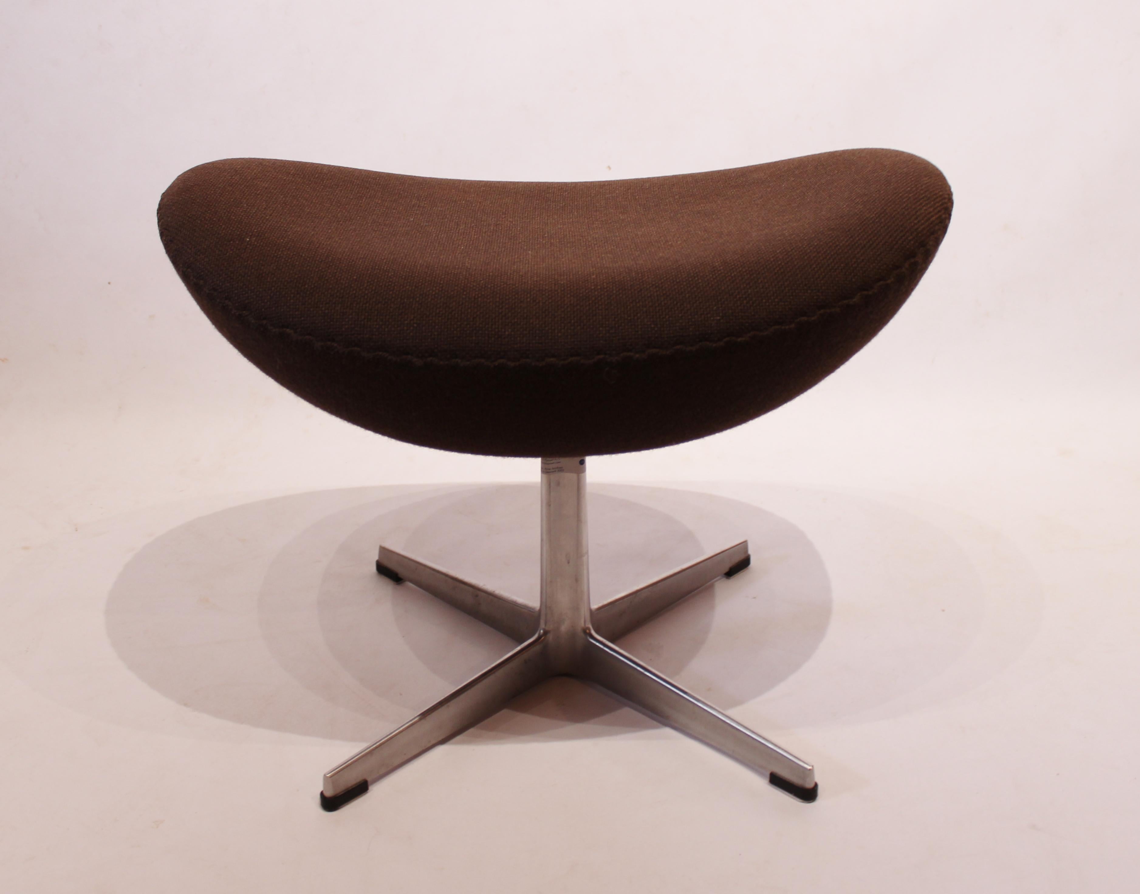 Swan Chair and Stool by Arne Jacobsen and Fritz Hansen, 2001 3