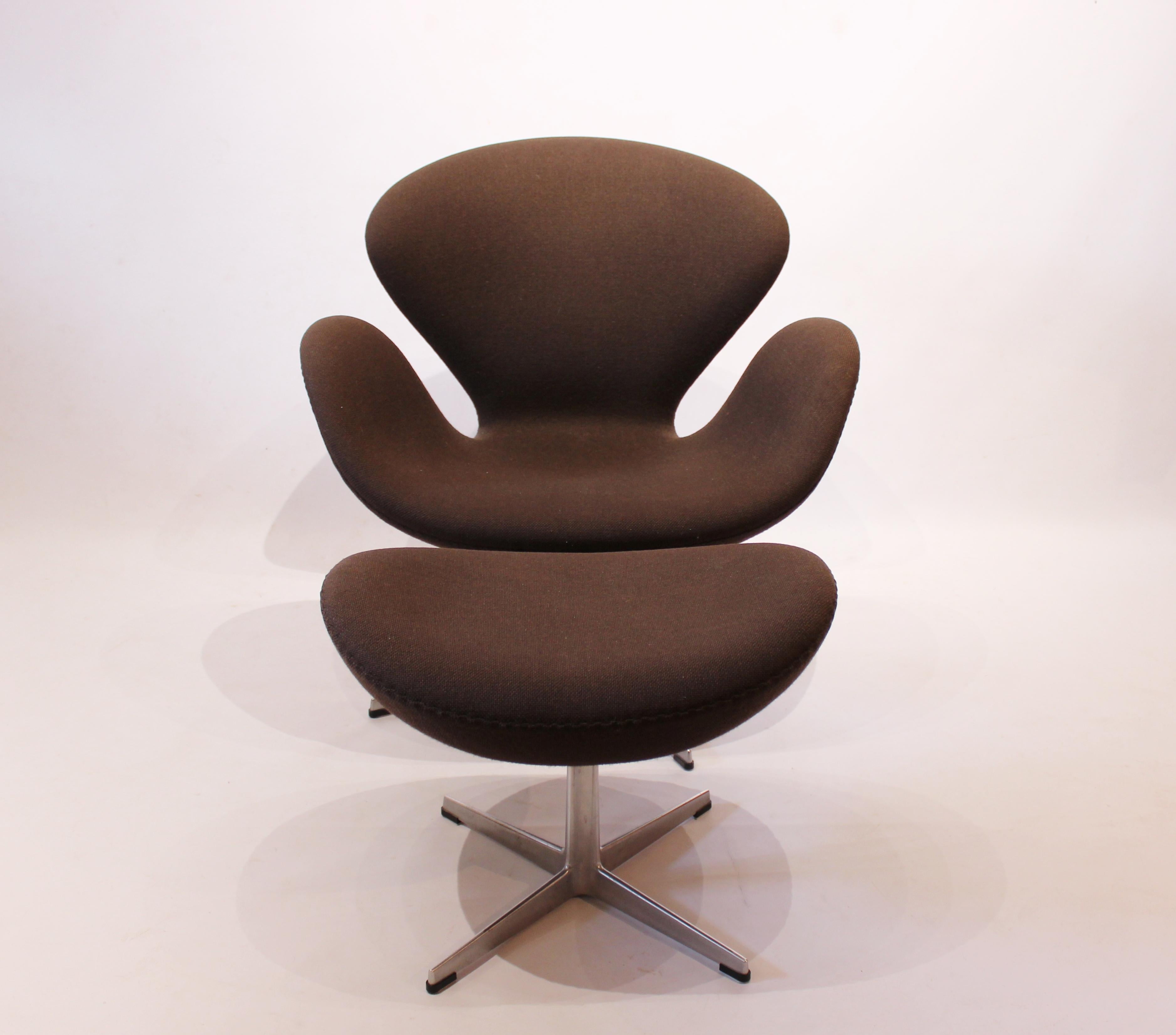 The Swan chair, model 3320, and stool, model 3127, designed by Arne Jacobsen in 1958 and manufactured by Fritz Hansen in 2001/2003. Both are upholstered with dark brown wool fabric and in great vintage condition. Stool measurements: H - 37 cm, W -