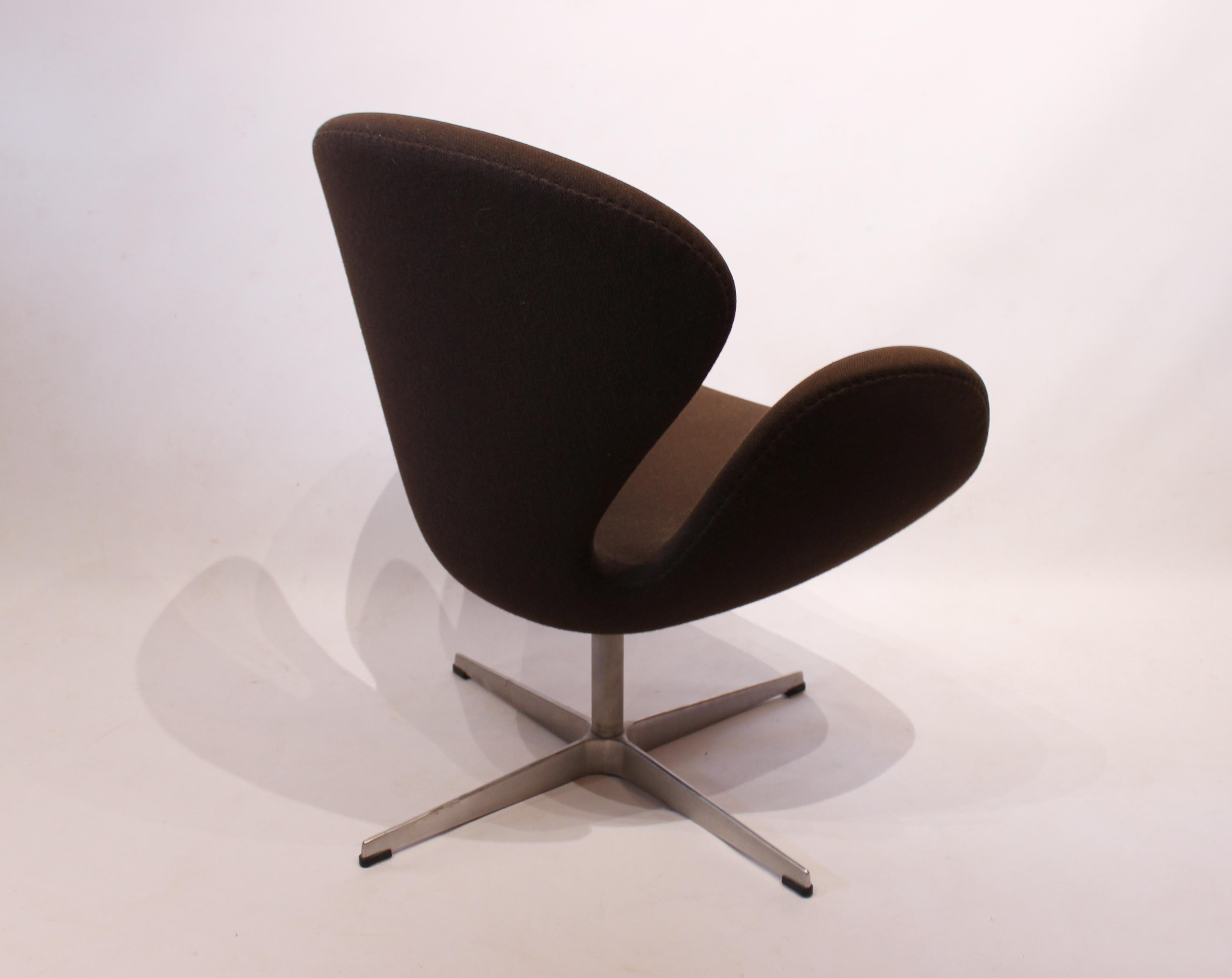 Swan Chair and Stool by Arne Jacobsen and Fritz Hansen, 2001 In Excellent Condition In Lejre, DK