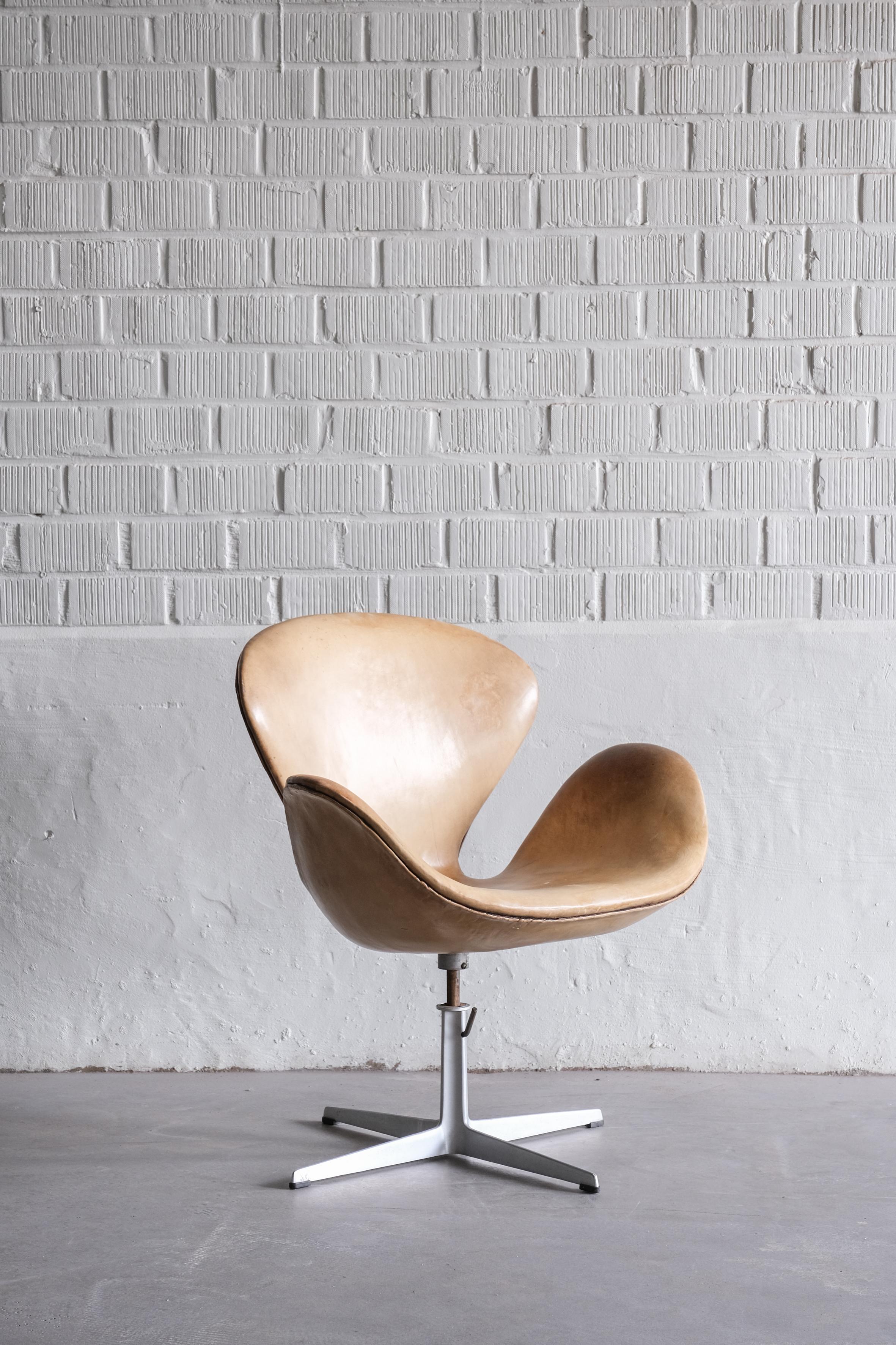 wan Chair in beautiful light original Leather

The chairs have the very rare option of height adjustability, so you could use them as a desk or dining chair as well. Chair marked with label, made in 1971.